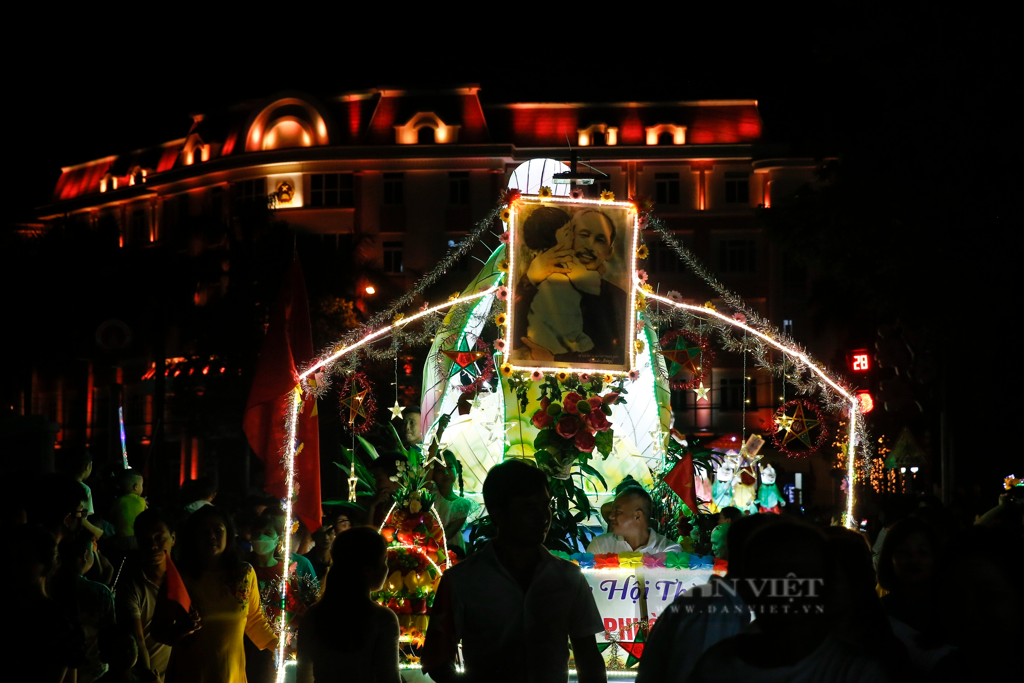 Hàng trăm nghìn người xuống phố rước những mô hình đèn Trung thu khổng lồ ở Tuyên Quang - Ảnh 14.