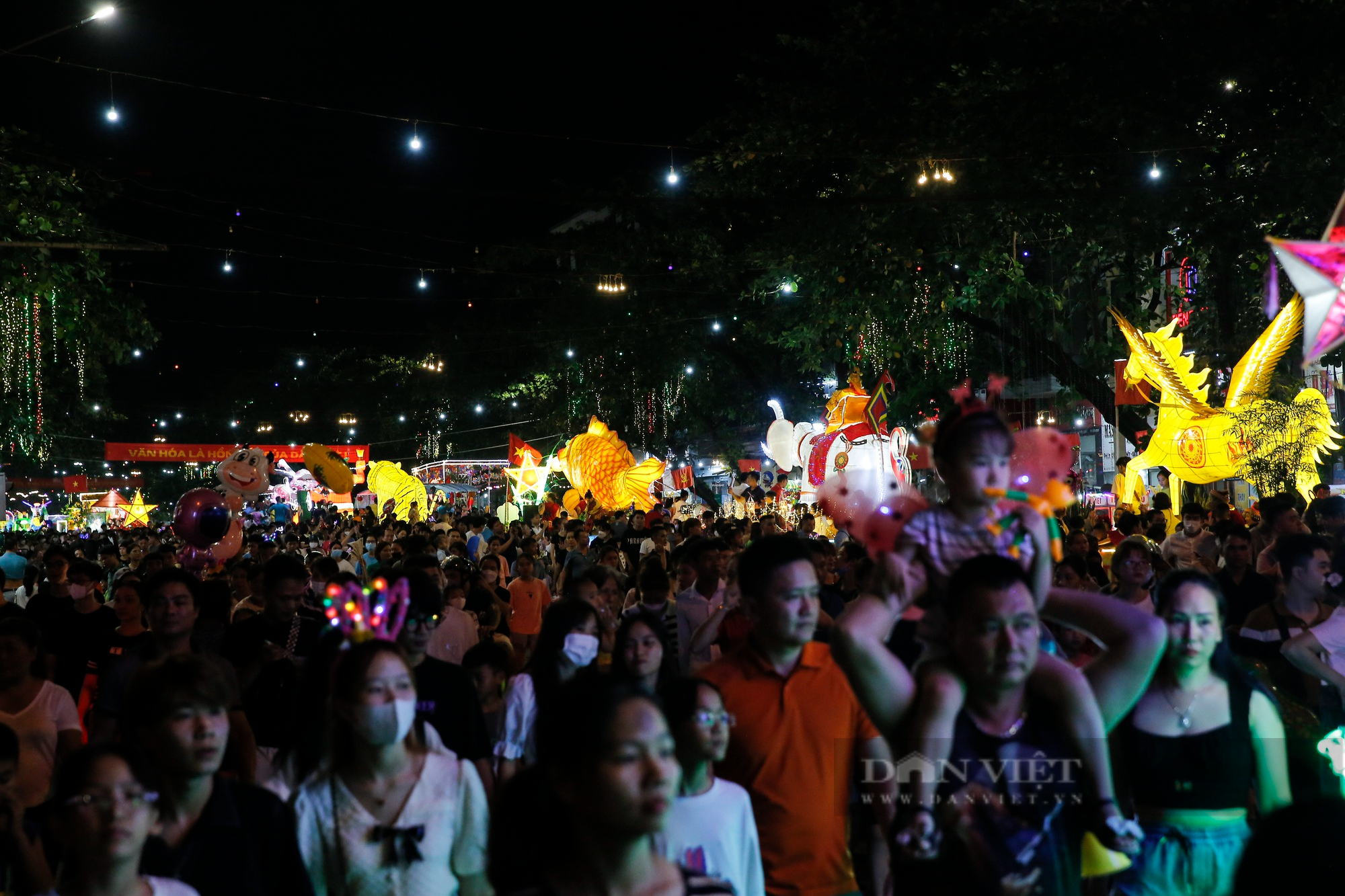 Hàng trăm nghìn người xuống phố rước những mô hình đèn Trung thu khổng lồ ở Tuyên Quang - Ảnh 16.