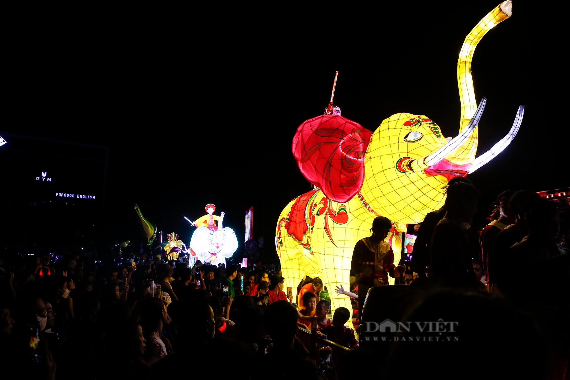 Hàng trăm nghìn người xuống phố rước những mô hình đèn Trung thu khổng lồ ở Tuyên Quang - Ảnh 2.