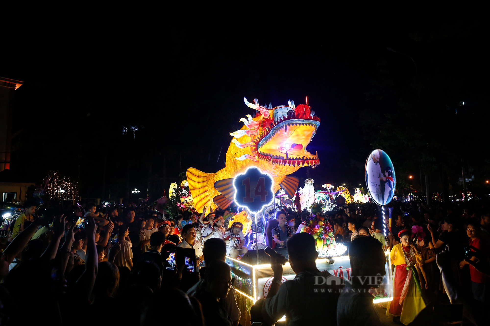 Hàng trăm nghìn người xuống phố rước những mô hình đèn Trung thu khổng lồ ở Tuyên Quang - Ảnh 3.