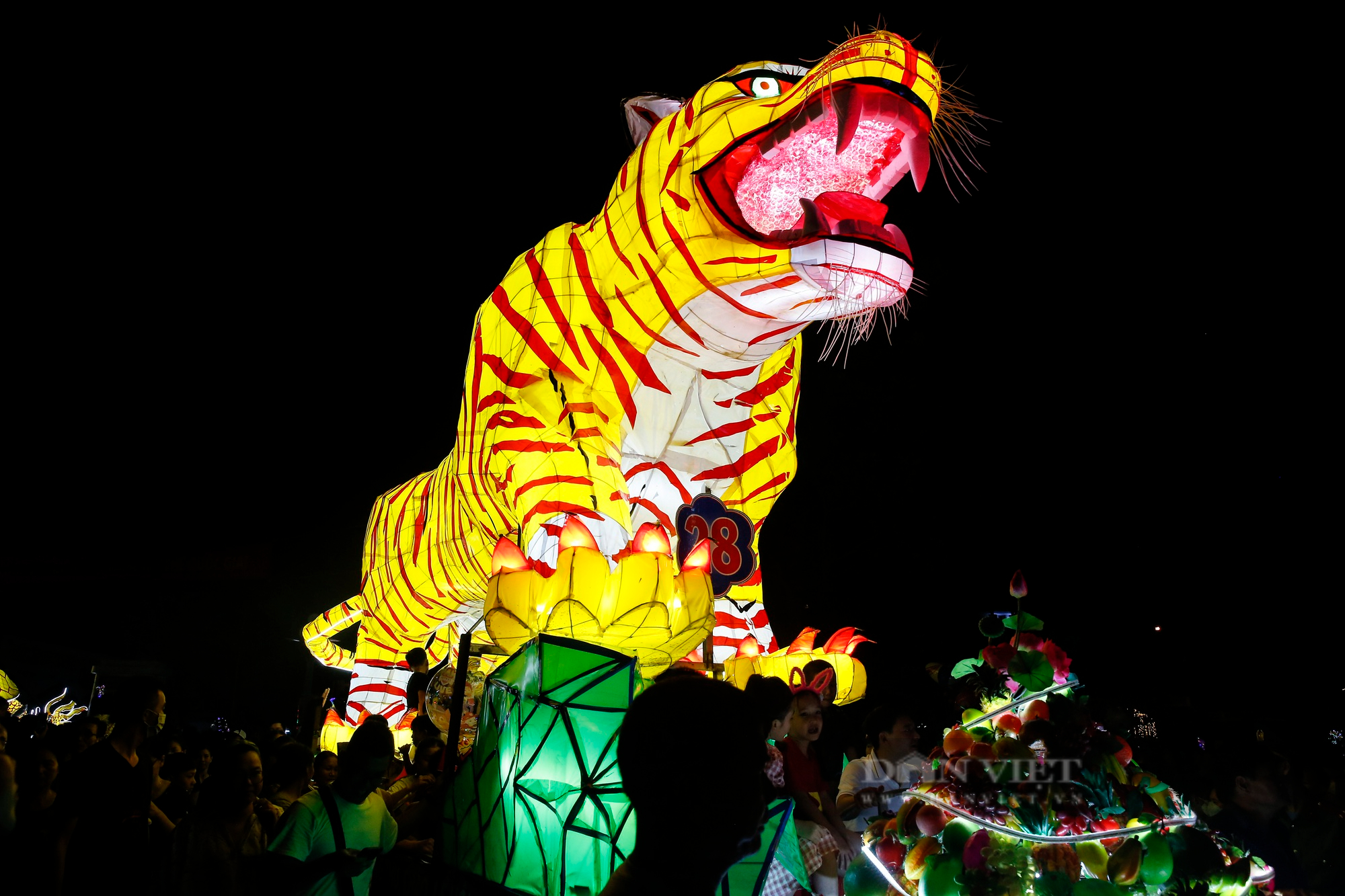 Hàng trăm nghìn người xuống phố rước những mô hình đèn Trung thu khổng lồ ở Tuyên Quang - Ảnh 4.