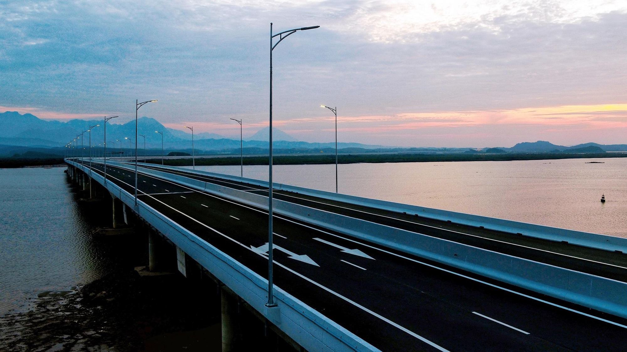 Loạt hình ảnh đẹp mê ly trên tuyến cao tốc đẹp nhất Việt Nam - Ảnh 4.