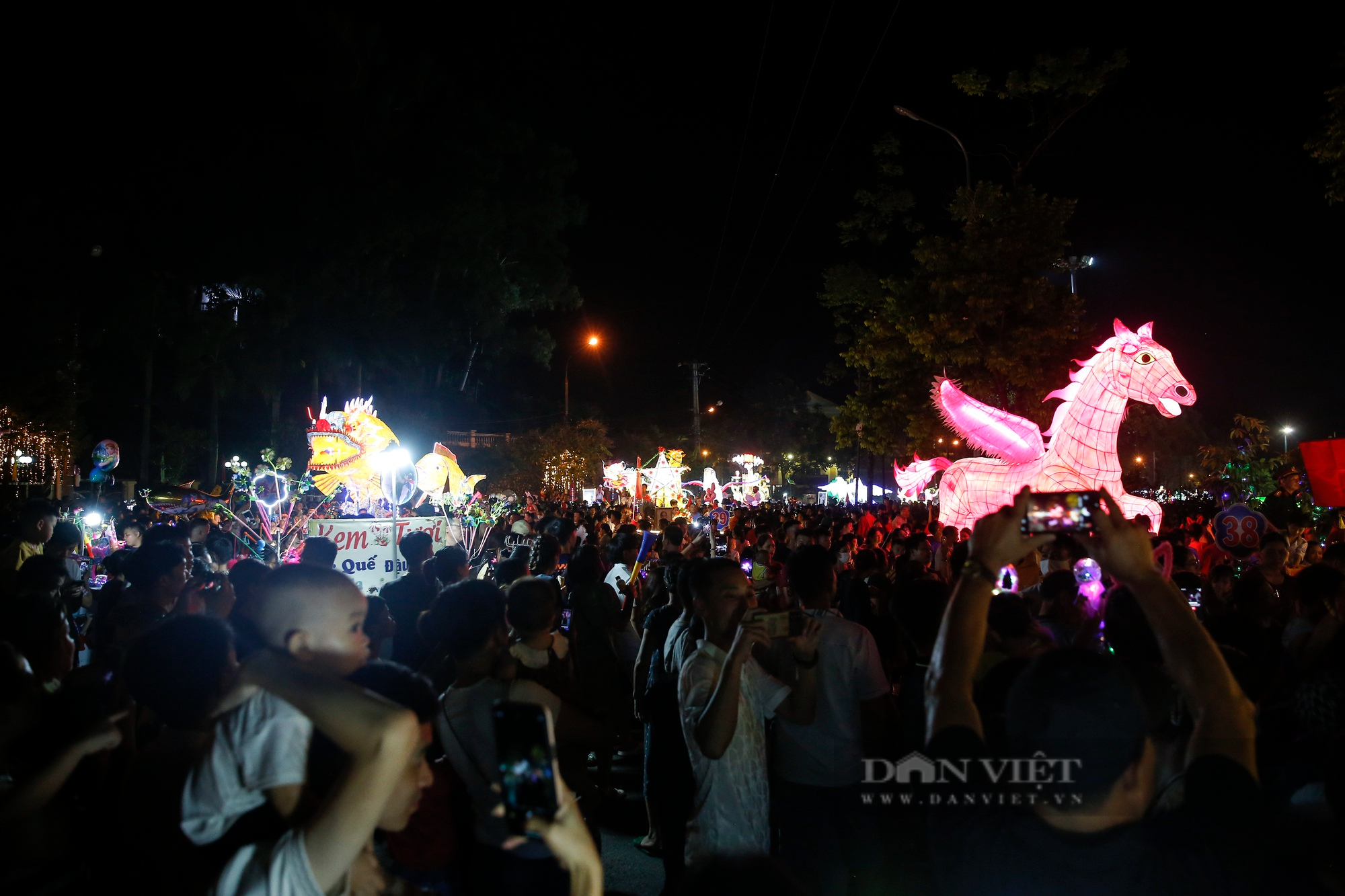 Hàng trăm nghìn người xuống phố rước những mô hình đèn Trung thu khổng lồ ở Tuyên Quang - Ảnh 5.