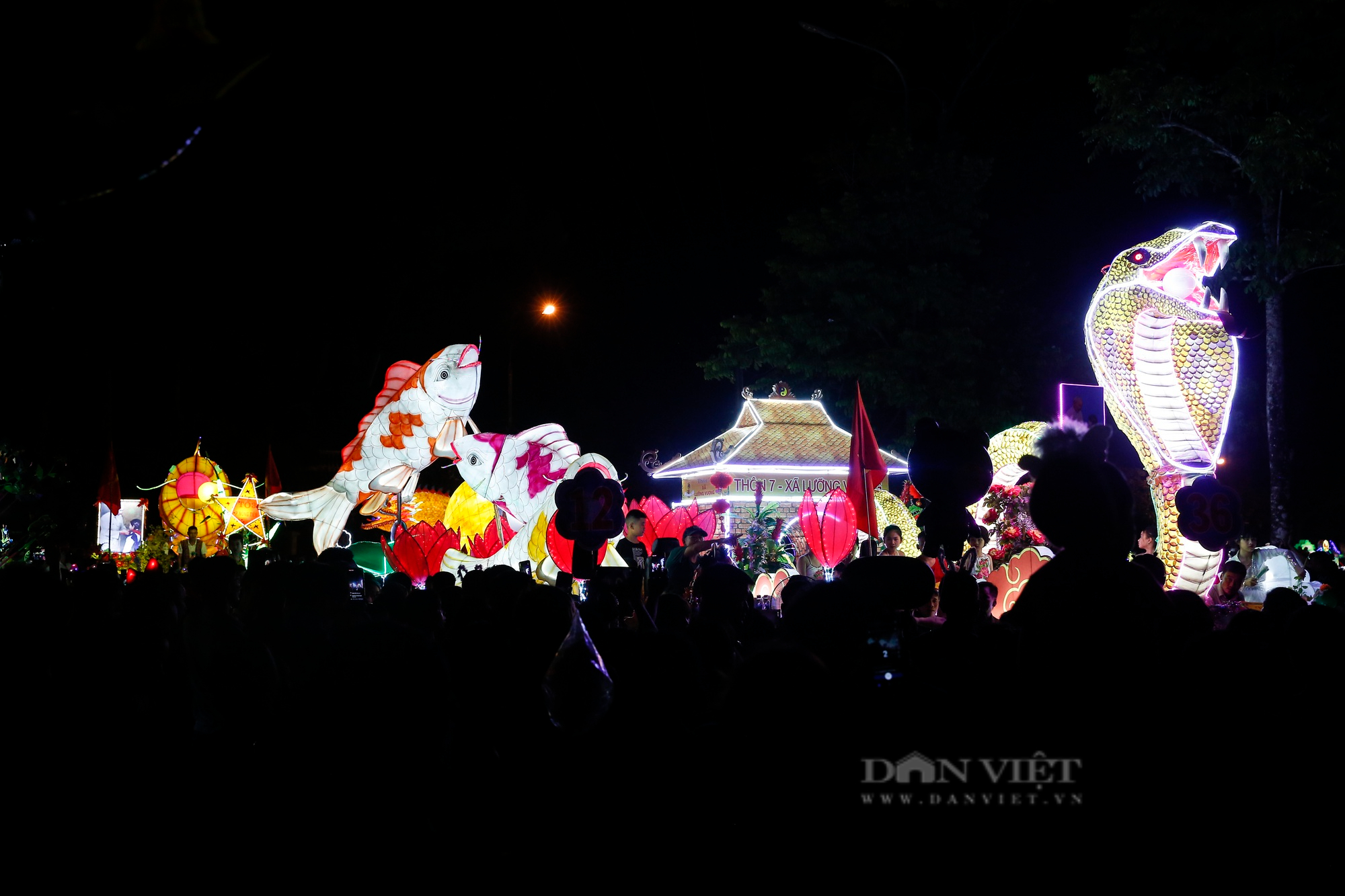 Hàng trăm nghìn người xuống phố rước những mô hình đèn Trung thu khổng lồ ở Tuyên Quang - Ảnh 6.