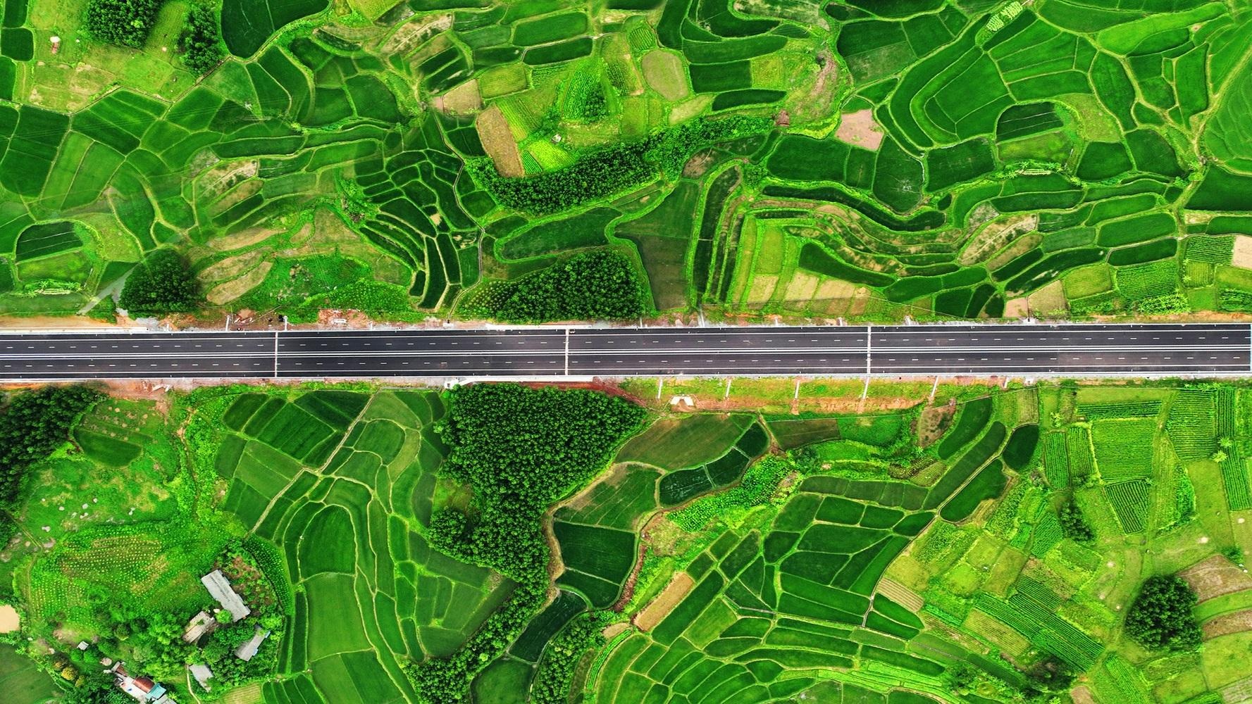 Loạt hình ảnh đẹp mê ly trên tuyến cao tốc đẹp nhất Việt Nam - Ảnh 6.