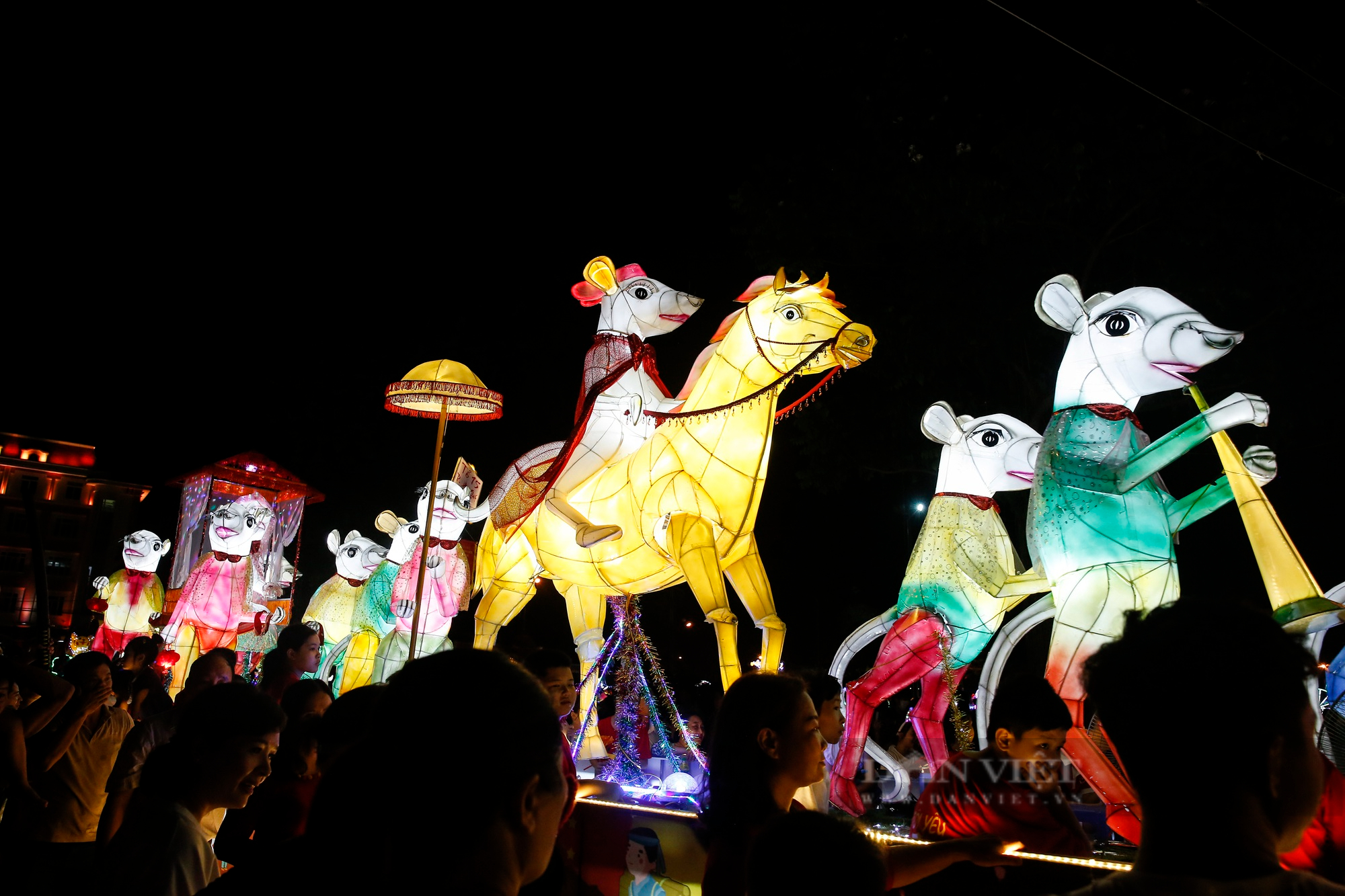 Hàng trăm nghìn người xuống phố rước những mô hình đèn Trung thu khổng lồ ở Tuyên Quang - Ảnh 7.
