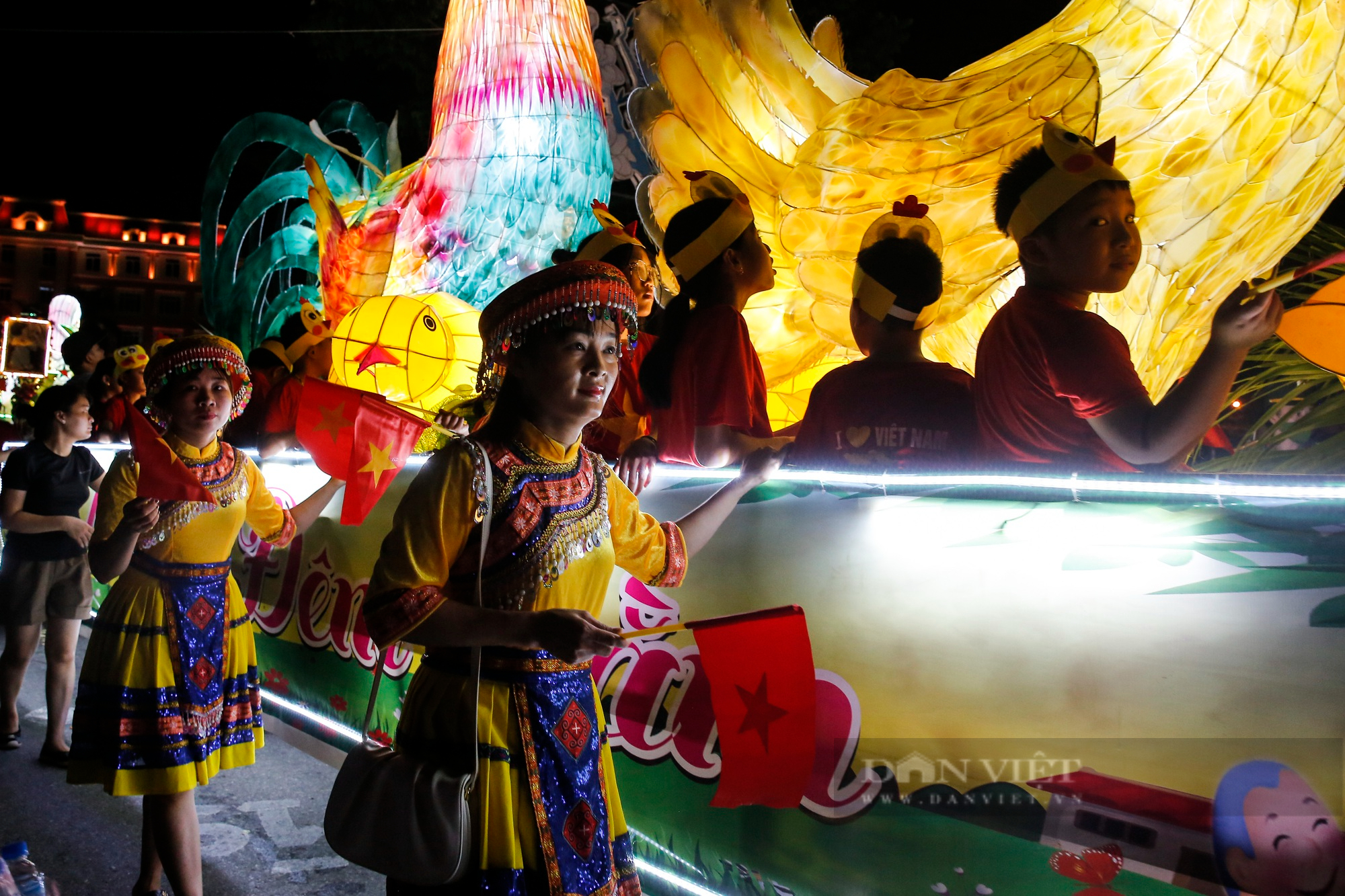 Hàng trăm nghìn người xuống phố rước những mô hình đèn Trung thu khổng lồ ở Tuyên Quang - Ảnh 8.