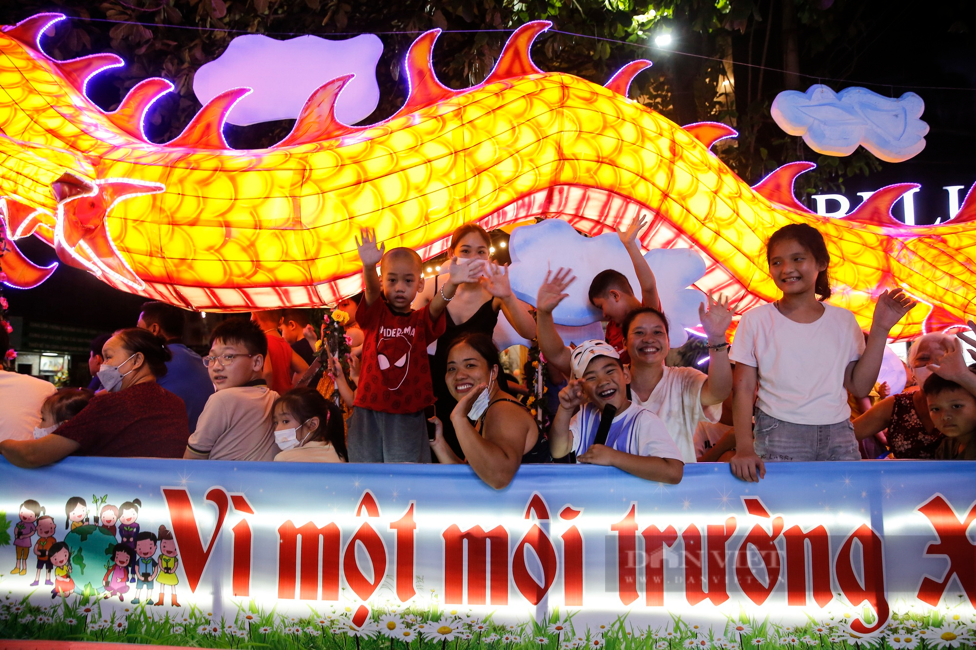 Hàng trăm nghìn người xuống phố rước những mô hình đèn Trung thu khổng lồ ở Tuyên Quang - Ảnh 9.
