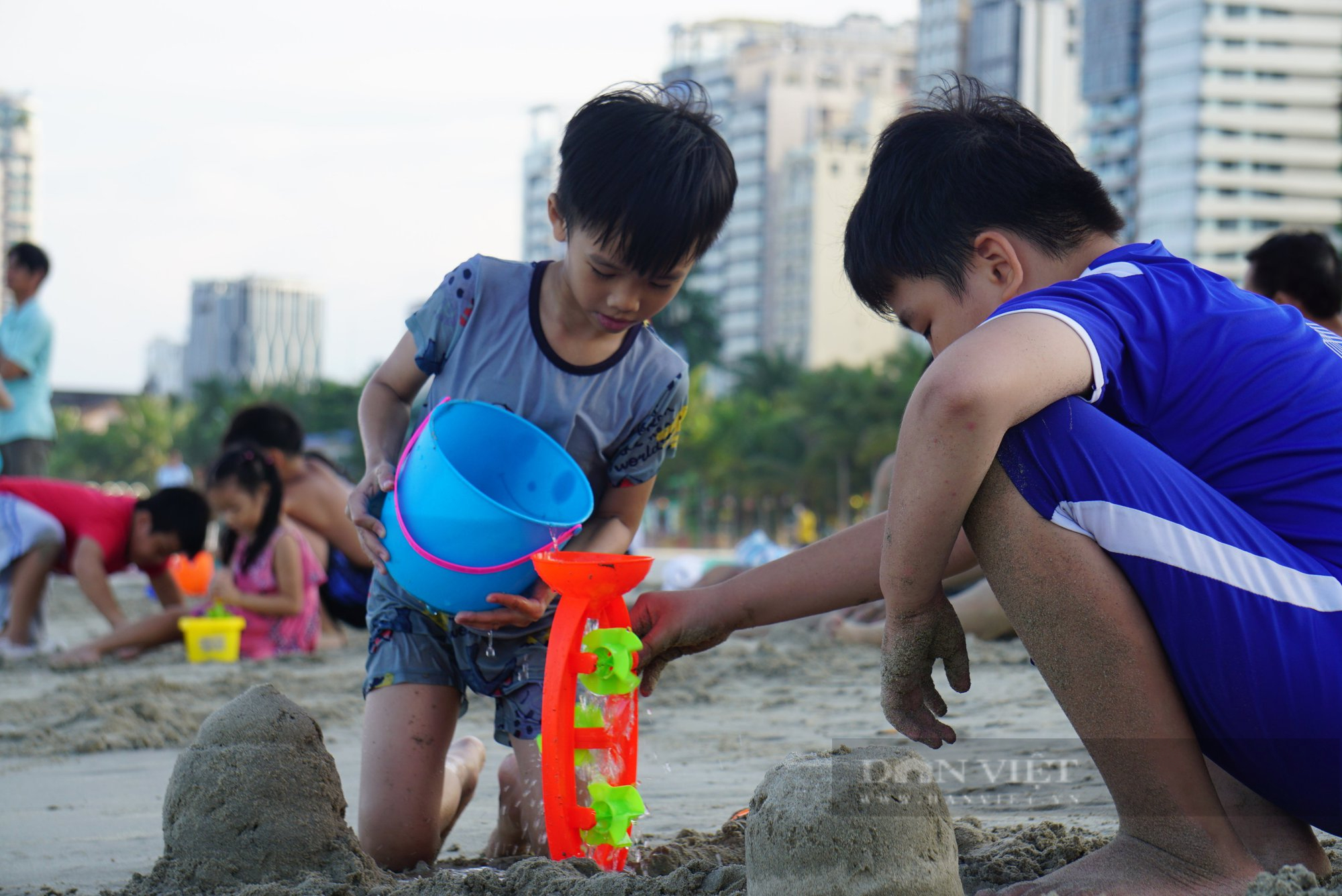 Đà Nẵng: Bãi biển, các khu du lịch tấp nập khách dịp lễ 2/9 - Ảnh 3.