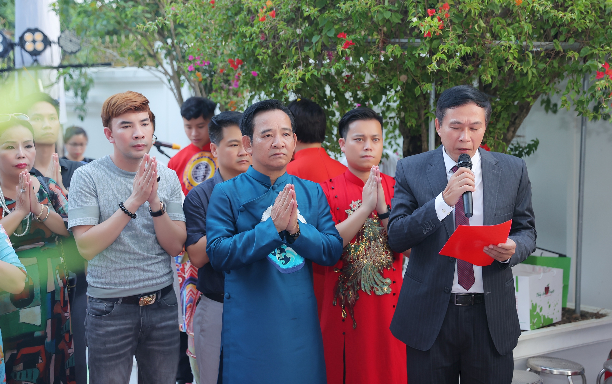 Nghệ sĩ Quang Tèo, Trà My tổ chức lễ giỗ Tổ nghề sân khấu tại biệt thự rộng 1000m2 ở ngoại thành Hà Nội - Ảnh 3.