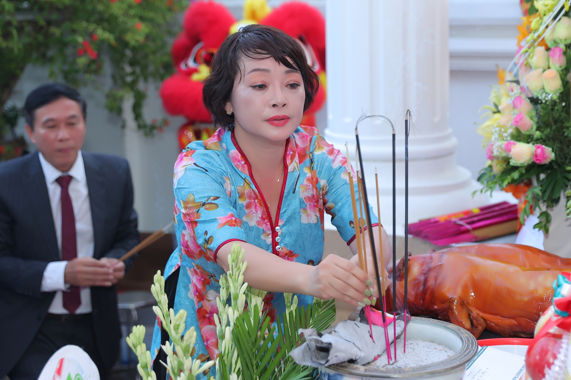 Nghệ sĩ Quang Tèo, Trà My tổ chức lễ giỗ Tổ nghề sân khấu tại biệt thự rộng 1000m2 ở ngoại thành Hà Nội - Ảnh 4.