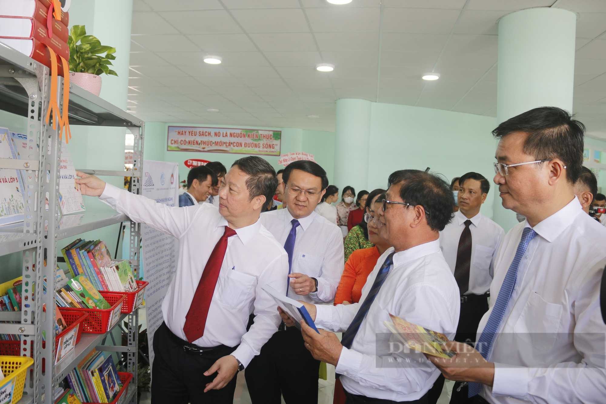 TP.HCM: 50 trường tiểu học 5 huyện ngoại được tặng sách trước thềm năm học mới - Ảnh 4.