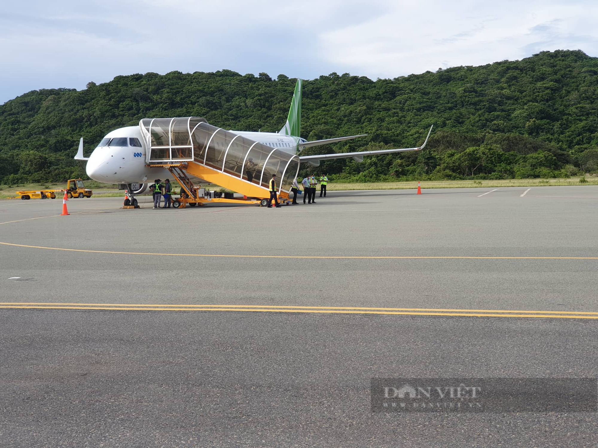 Bộ GTVT lý giải người dân khó mua vé máy bay ưu đãi đi/đến Côn Đảo - Ảnh 2.