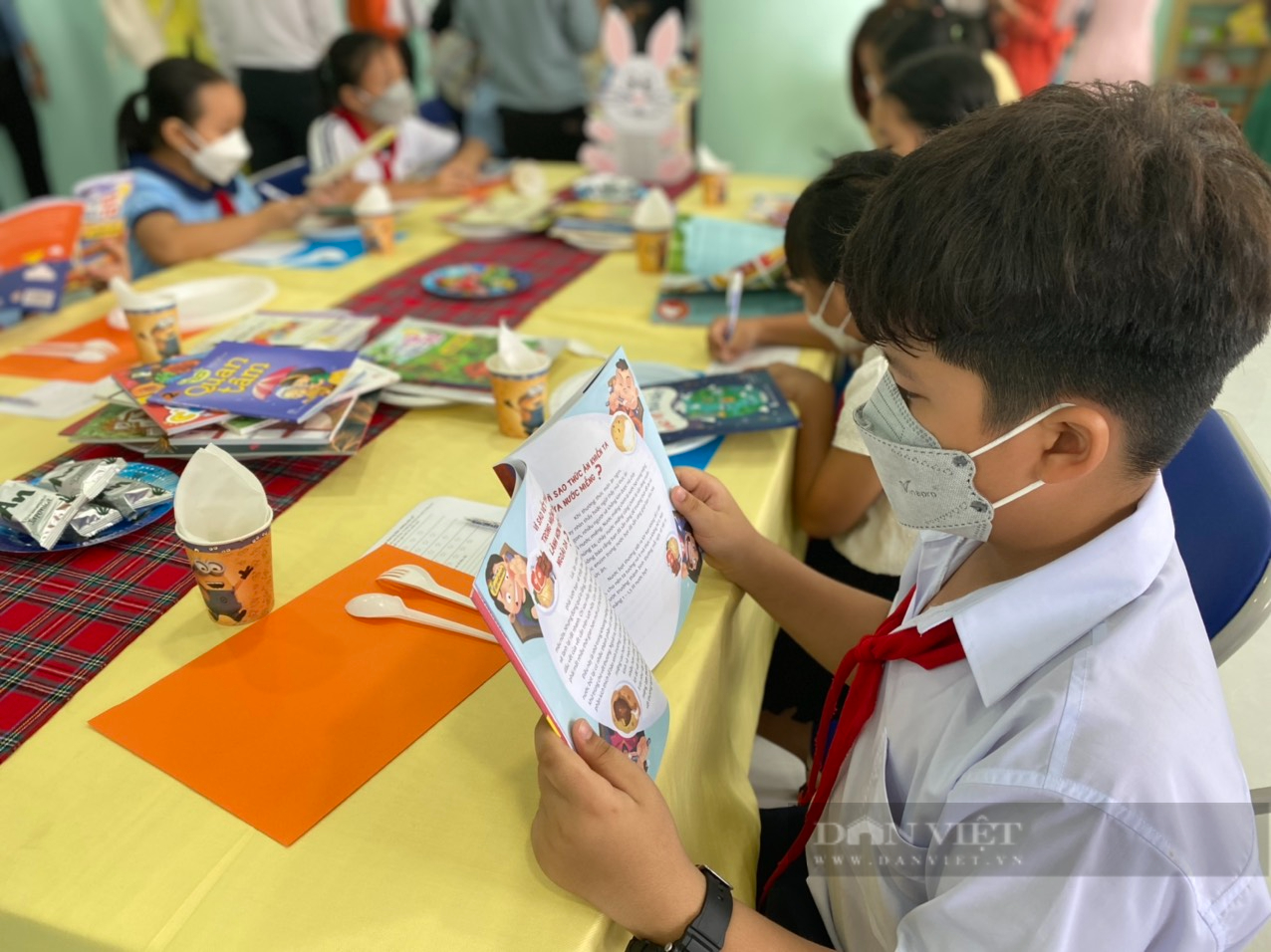 TP.HCM: 50 trường tiểu học 5 huyện ngoại được tặng sách trước thềm năm học mới - Ảnh 3.