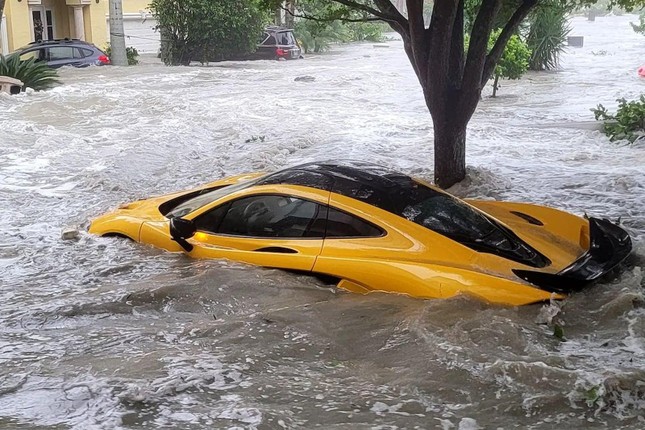 Siêu bão tại Mỹ nhấn chìm xe sang hàng triệu USD - Ảnh 2.