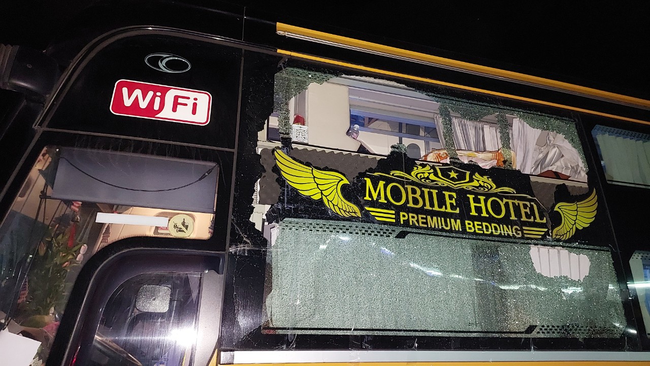 Kon Tum: Xe khách bị ném đá vỡ kính trên đường Hồ Chí Minh - Ảnh 1.