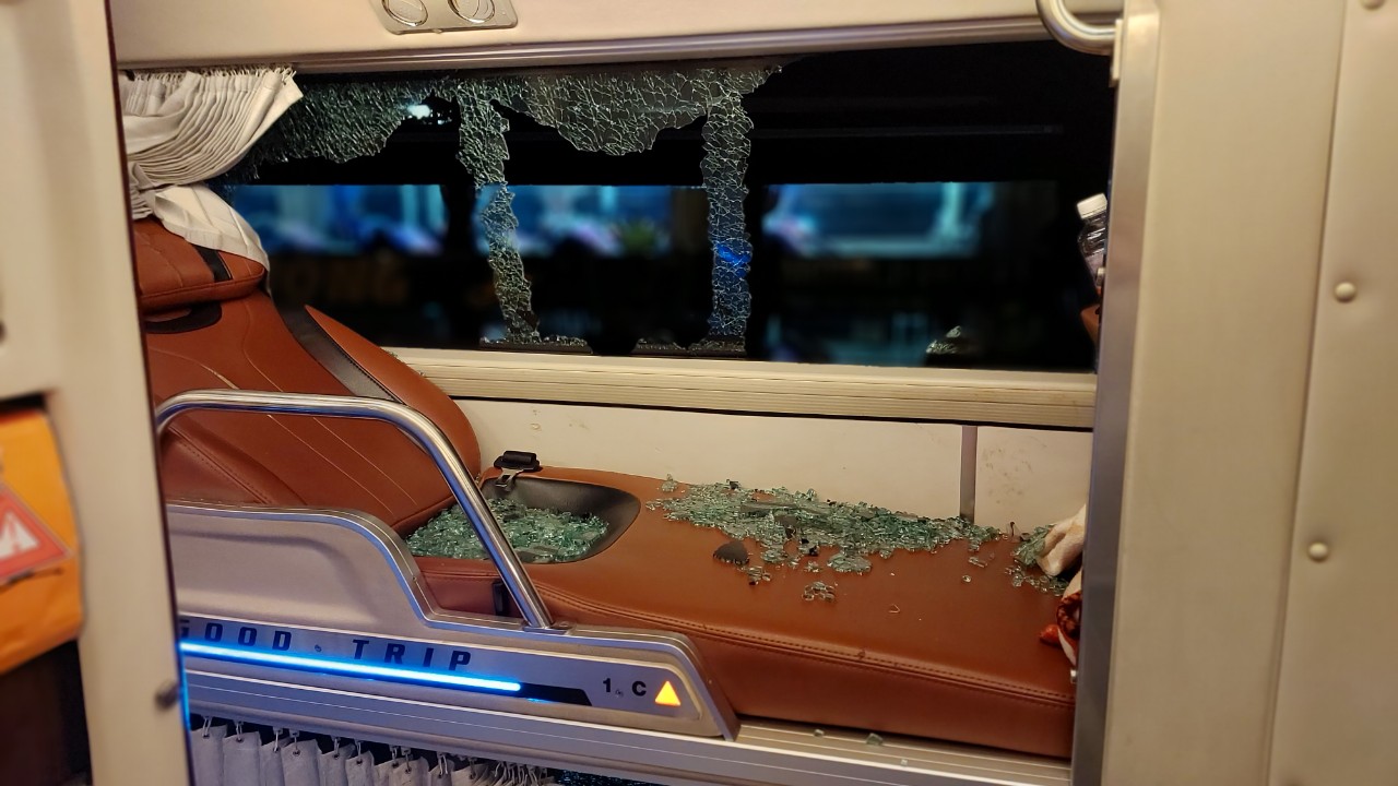 Kon Tum: Xe khách bị ném đá vỡ kính trên đường Hồ Chí Minh - Ảnh 2.