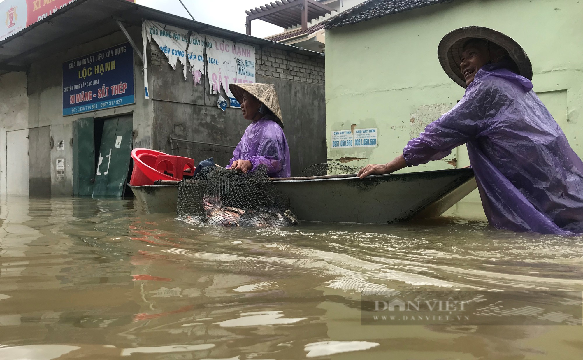 Dân vùng rốn lũ ở Nghệ An: Nước lên nhanh quá, chỉ chốc lát đã ngập hết rồi - Ảnh 8.