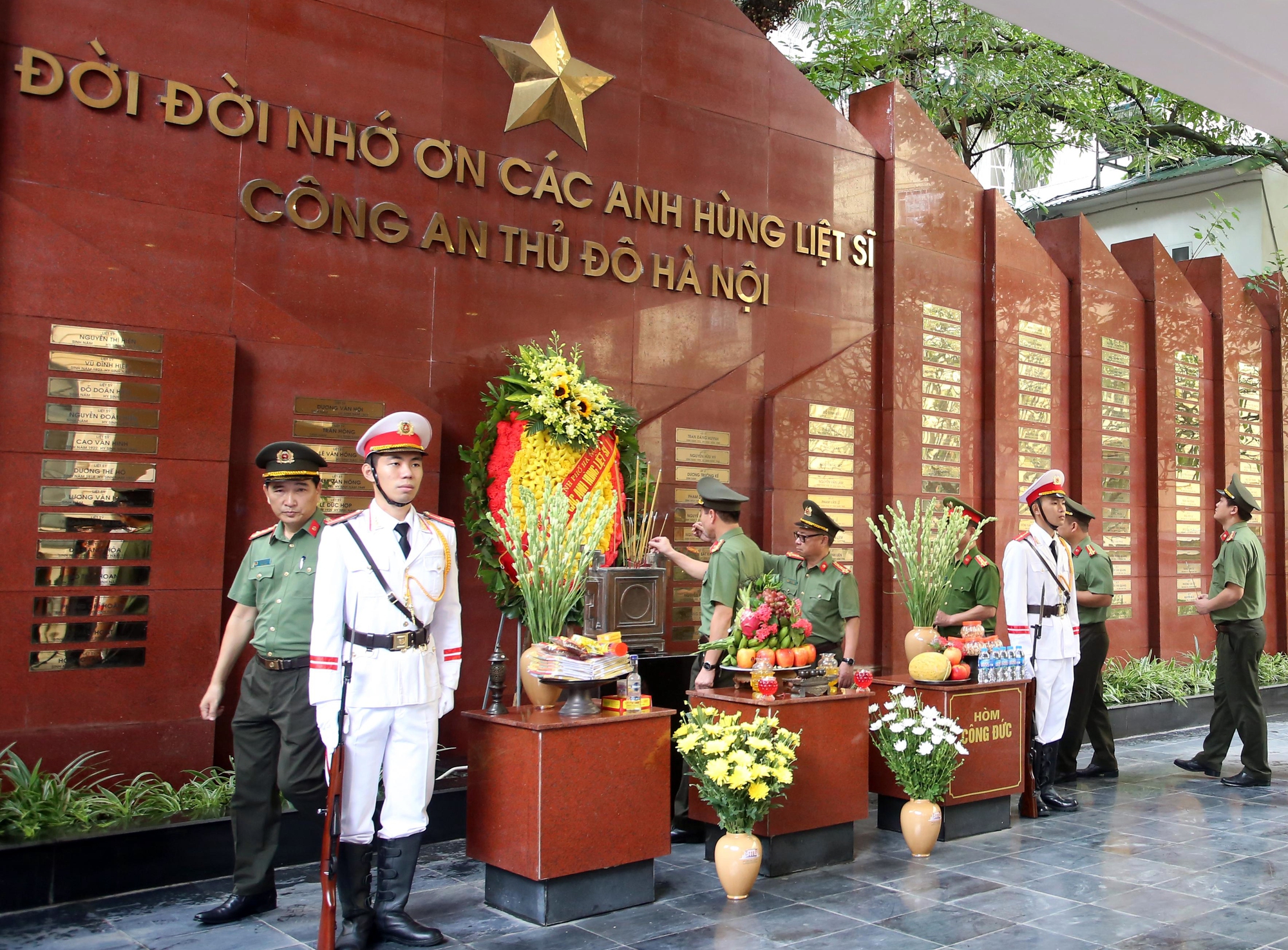 Công an Hà Nội tổ chức lễ gắn biển, thêm tên 3 liệt sĩ trong vụ cháy ở Quan Hoa - Ảnh 4.