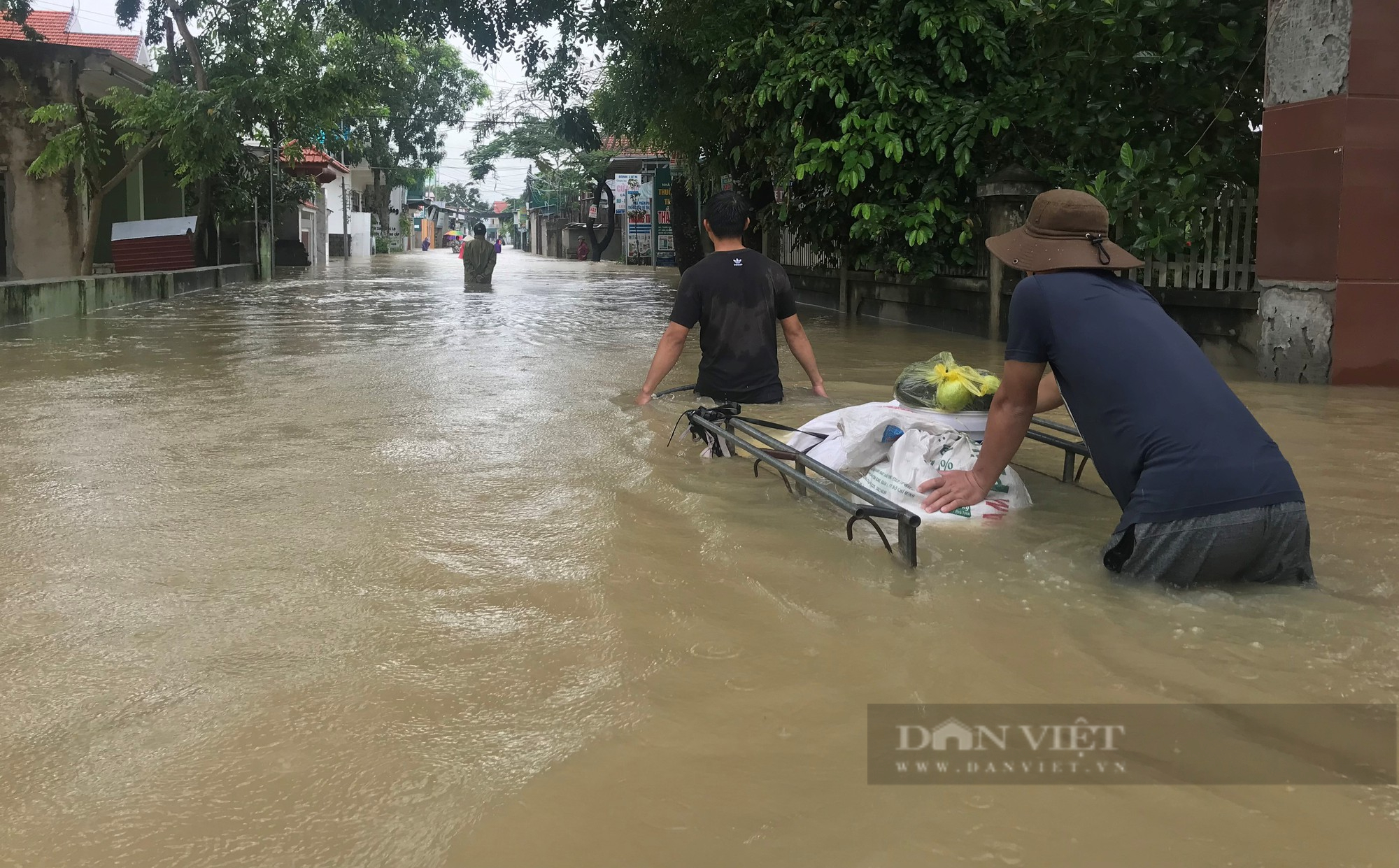 Dân vùng rốn lũ ở Nghệ An: Nước lên nhanh quá, chỉ chốc lát đã ngập hết rồi - Ảnh 9.