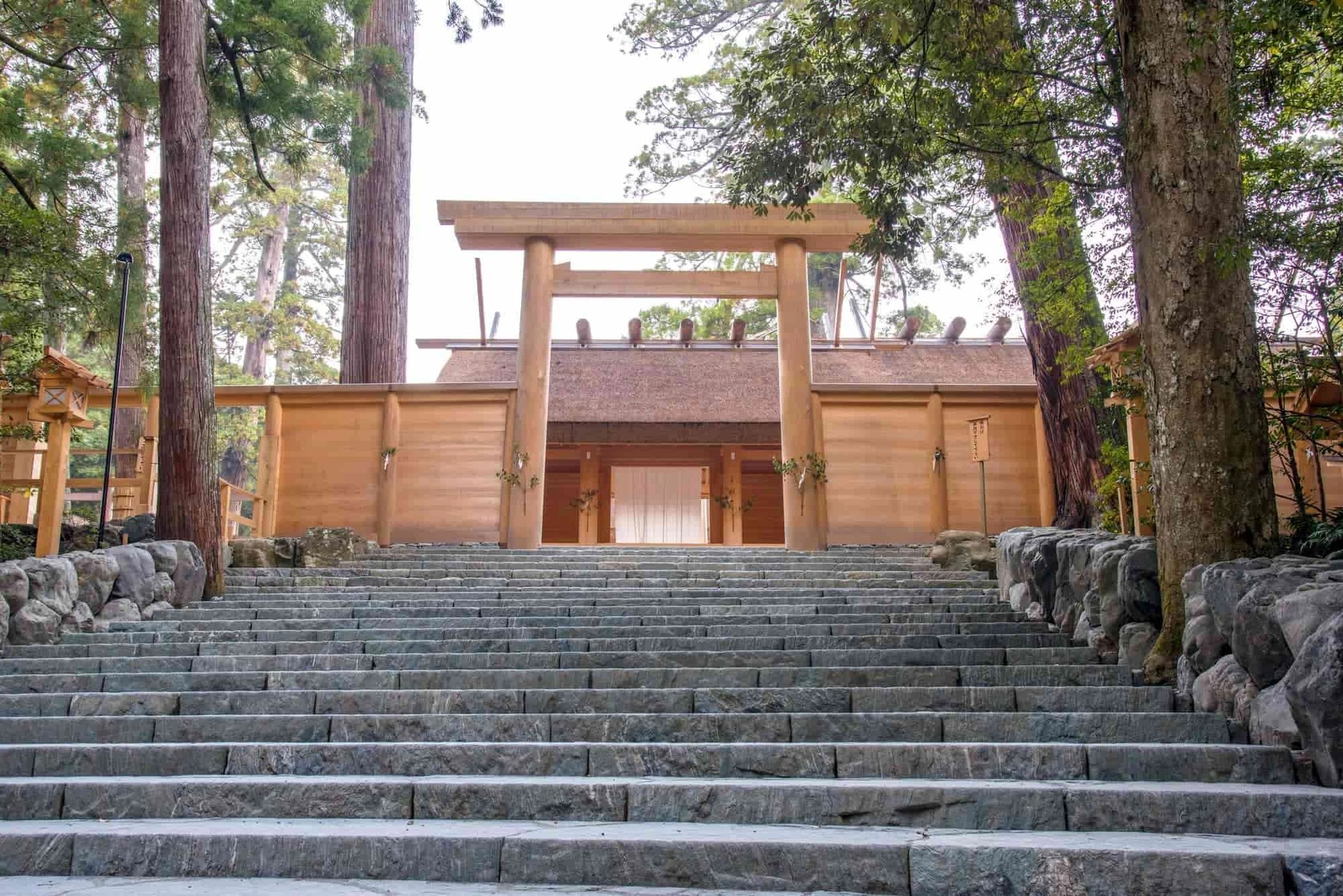 Kỳ lạ ngôi đền ở Nhật Bản cứ 20 năm được dỡ ra xây lại một lần - Ảnh 6.