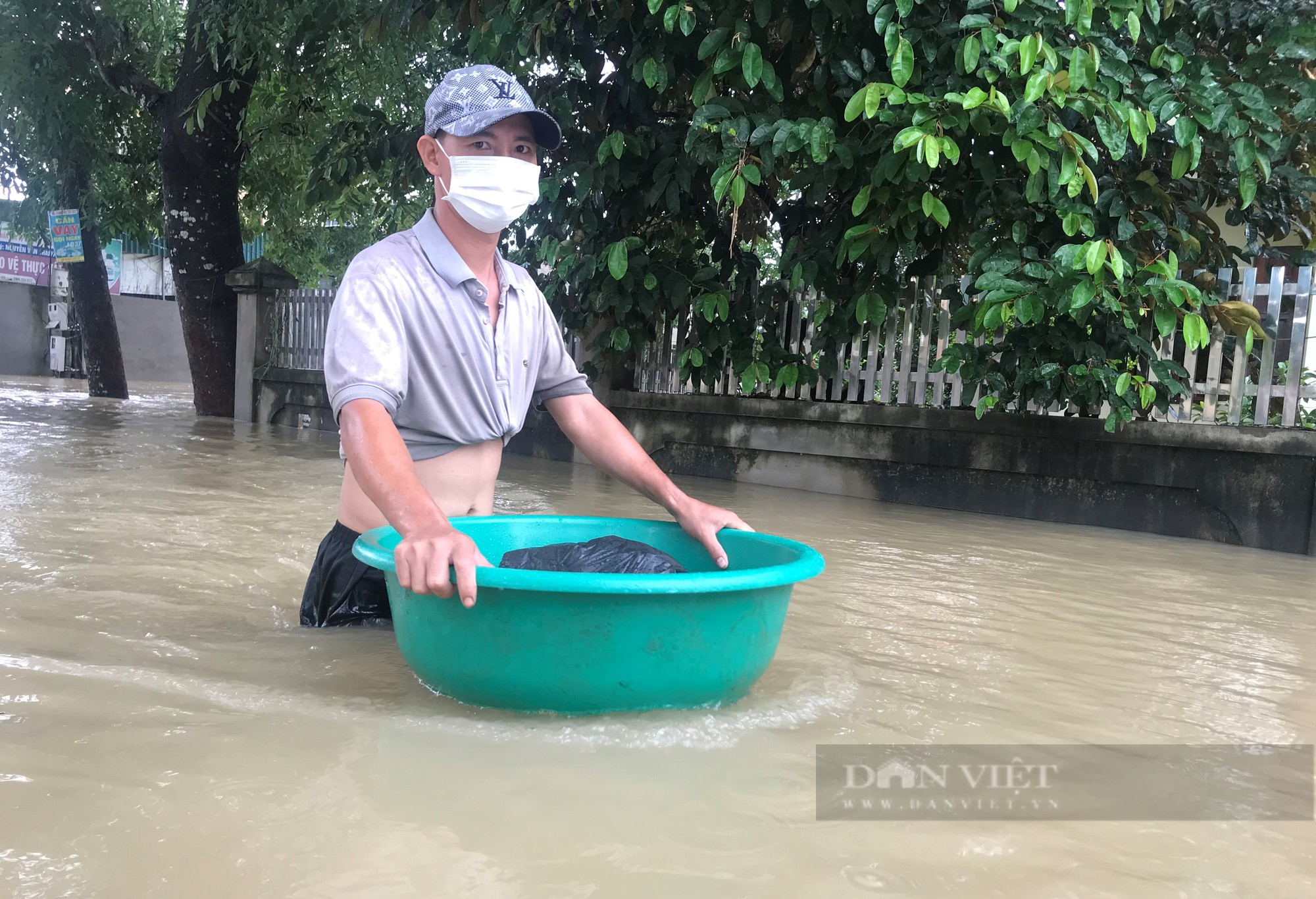 Dân vùng rốn lũ ở Nghệ An: Nước lên nhanh quá, chỉ chốc lát đã ngập hết rồi - Ảnh 15.