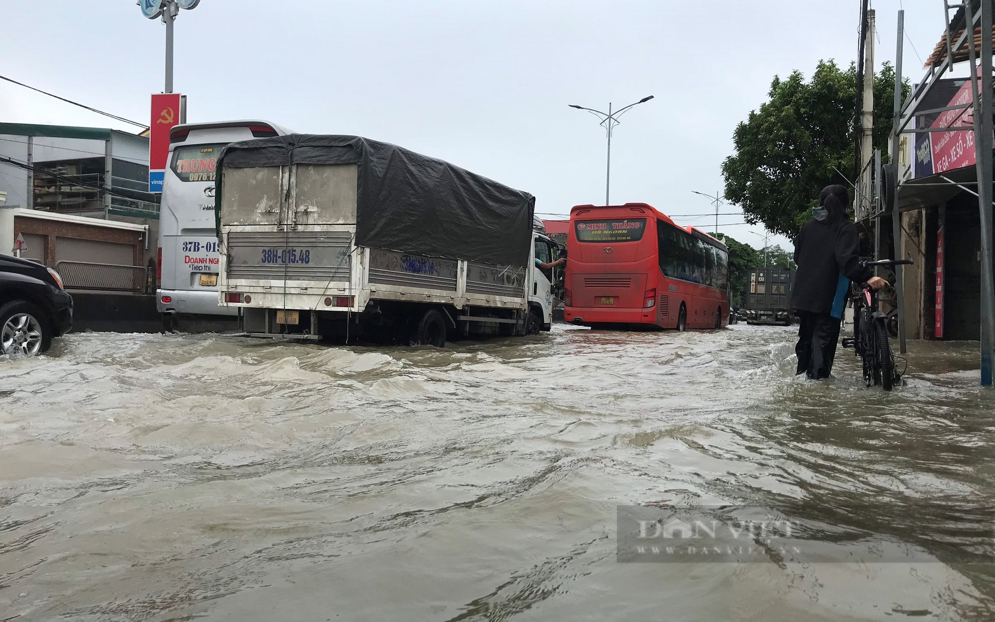 Quốc lộ 1A tại Nghệ An ngập sâu do mưa lũ, hàng ngàn phương tiện chôn chân tại chỗ - Ảnh 14.