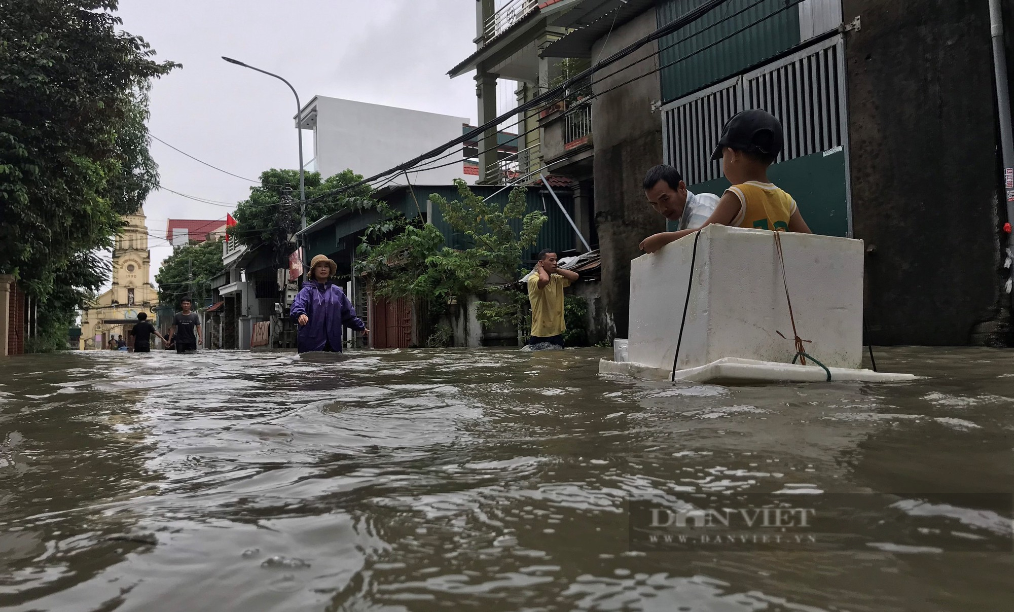 Quốc lộ 1A tại Nghệ An ngập sâu do mưa lũ, hàng ngàn phương tiện chôn chân tại chỗ - Ảnh 12.