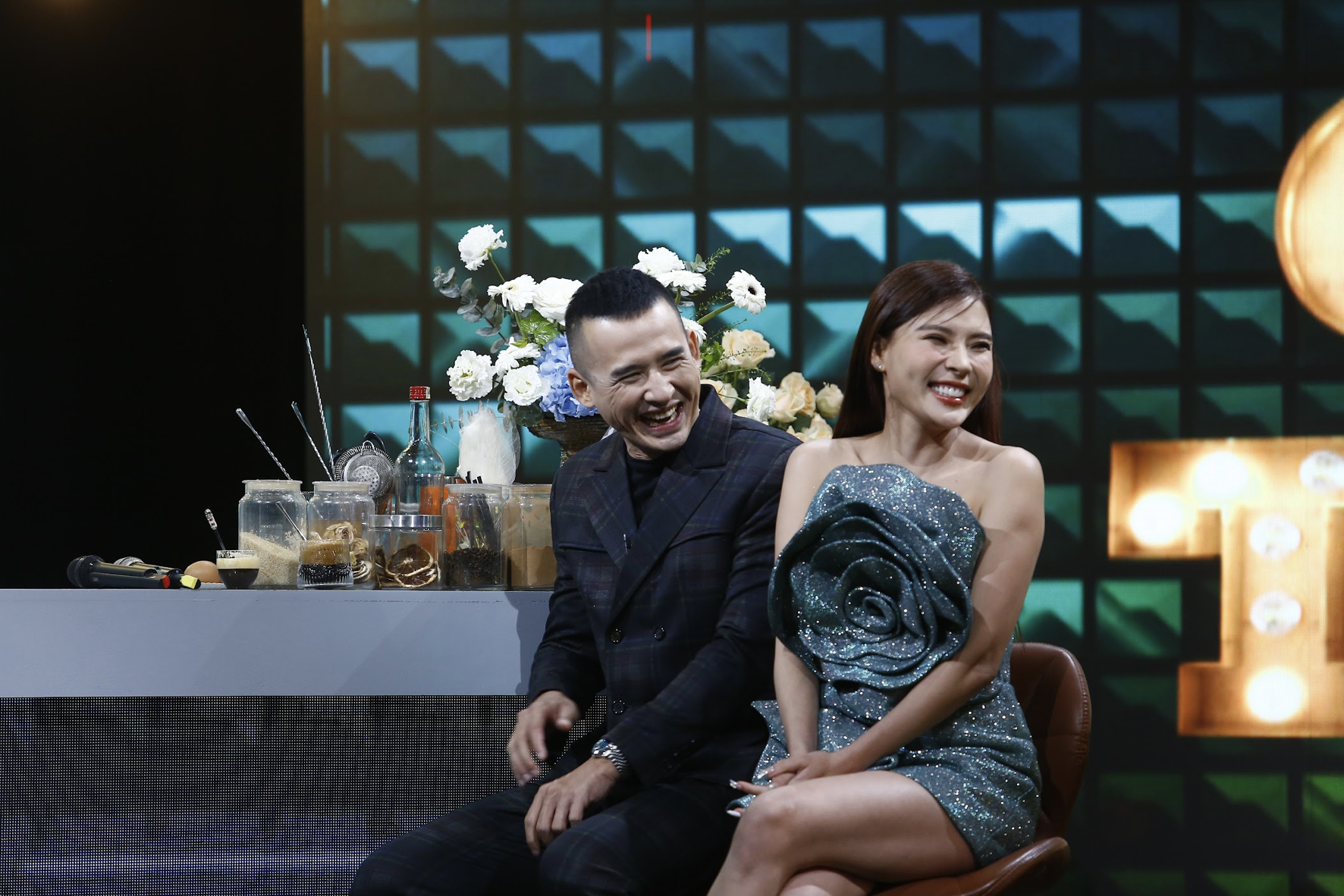 Cuộc hẹn cuối tuần: Cặp đôi đẹp bậc nhất showbiz Việt tiết lộ chuyện hẹn hò lén lút trong quá khứ - Ảnh 1.