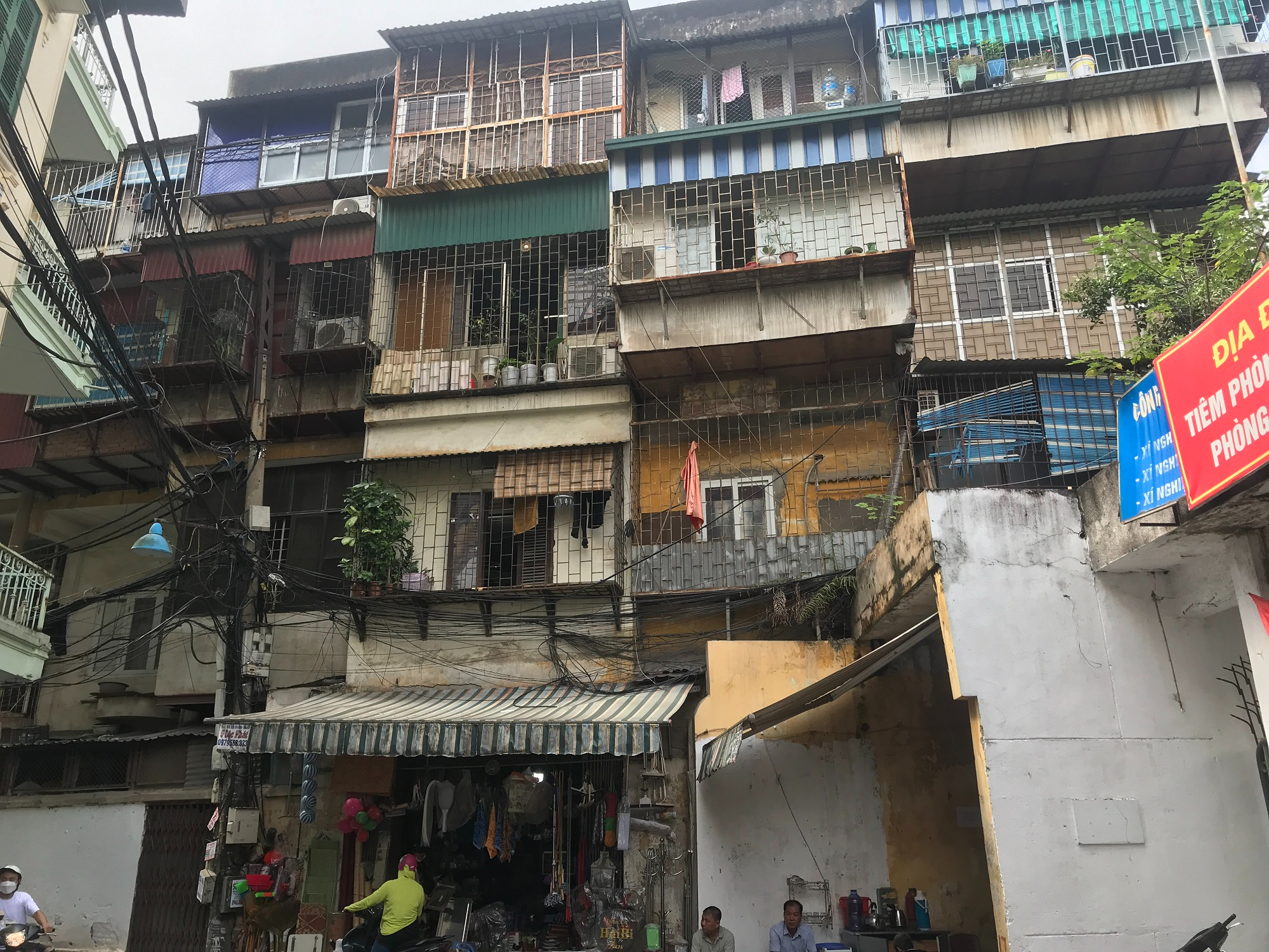 Nhiều người dân vẫn sinh sống tại khu nhà ở chật hẹp, xuống cấp tại tập thể 60 Thổ Quan (Ảnh: Thái Nguyễn)