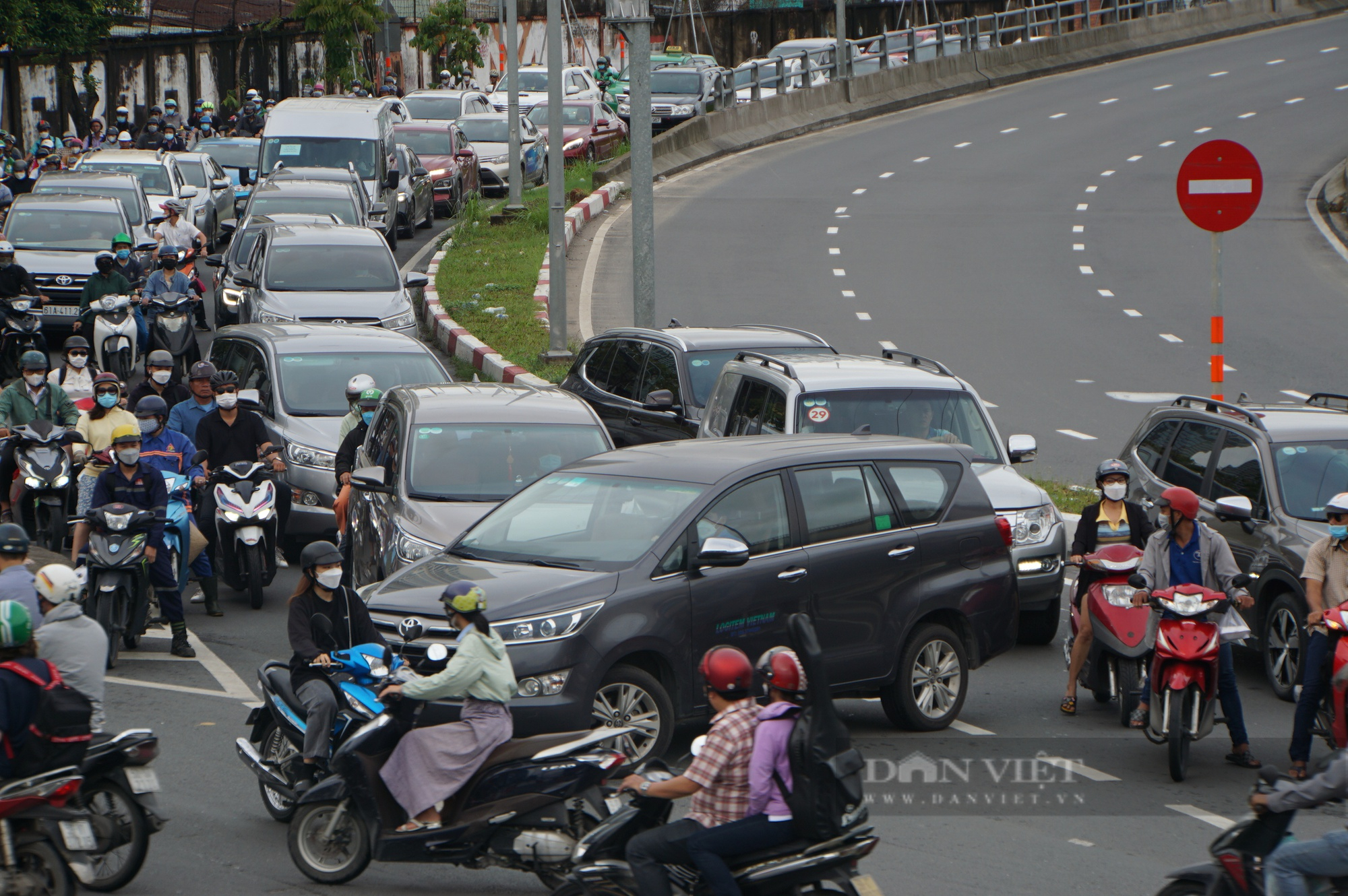 Ngày đầu cấm xe, giao thông quanh cầu vượt Nguyễn Hữu Cảnh ùn ứ nặng - Ảnh 6.