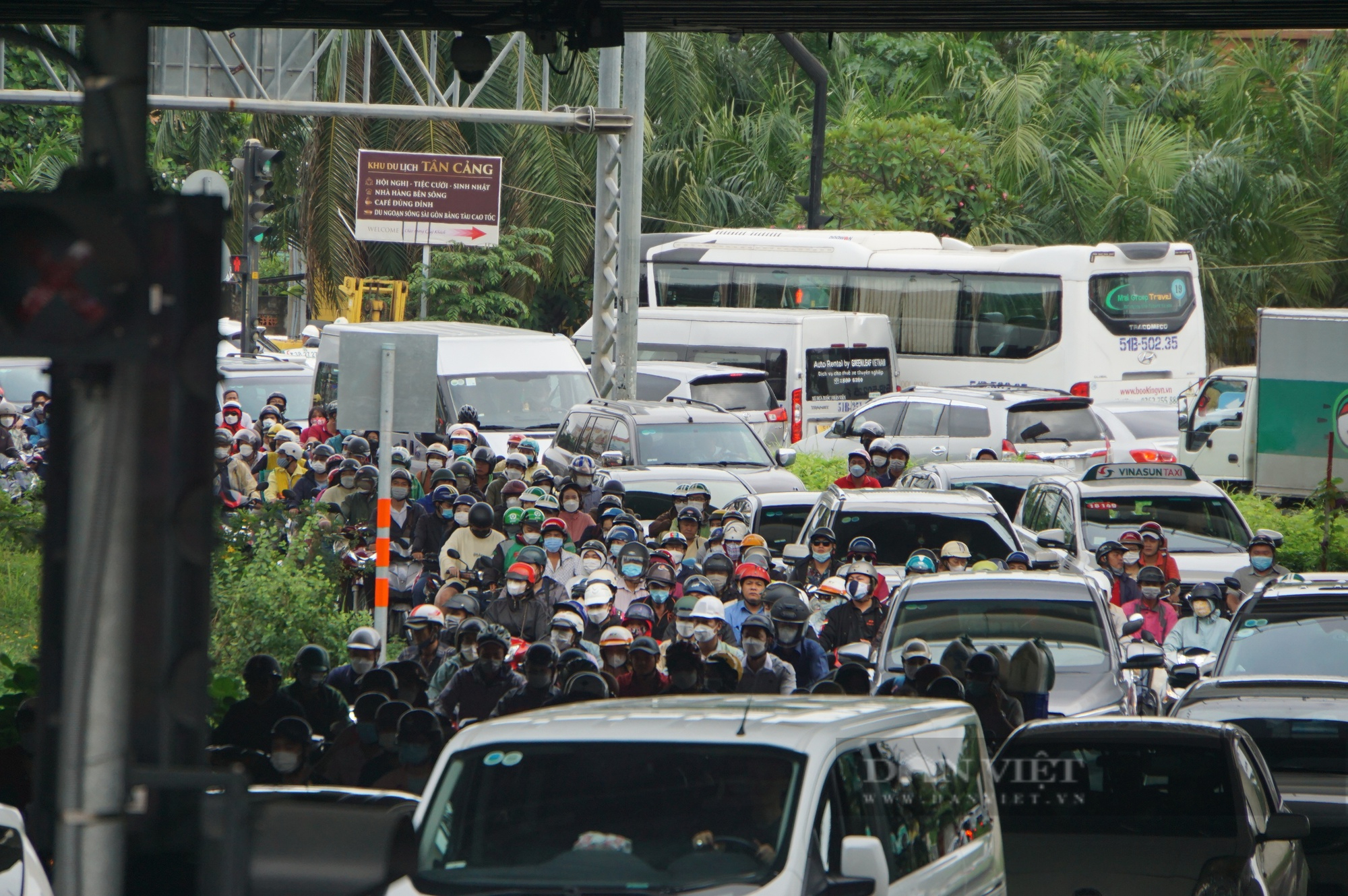 Ngày đầu cấm xe, giao thông quanh cầu vượt Nguyễn Hữu Cảnh ùn ứ nặng - Ảnh 1.