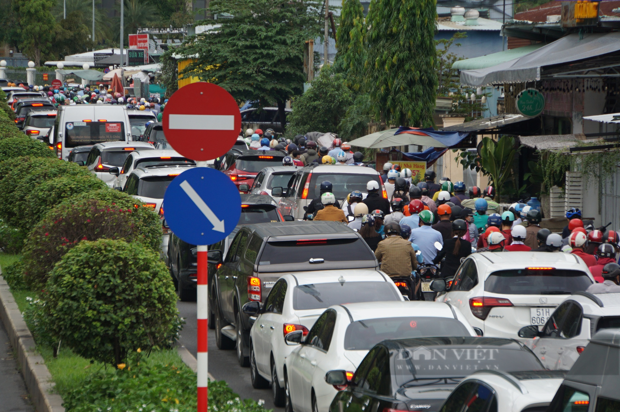 Ngày đầu cấm xe, giao thông quanh cầu vượt Nguyễn Hữu Cảnh ùn ứ nặng - Ảnh 8.
