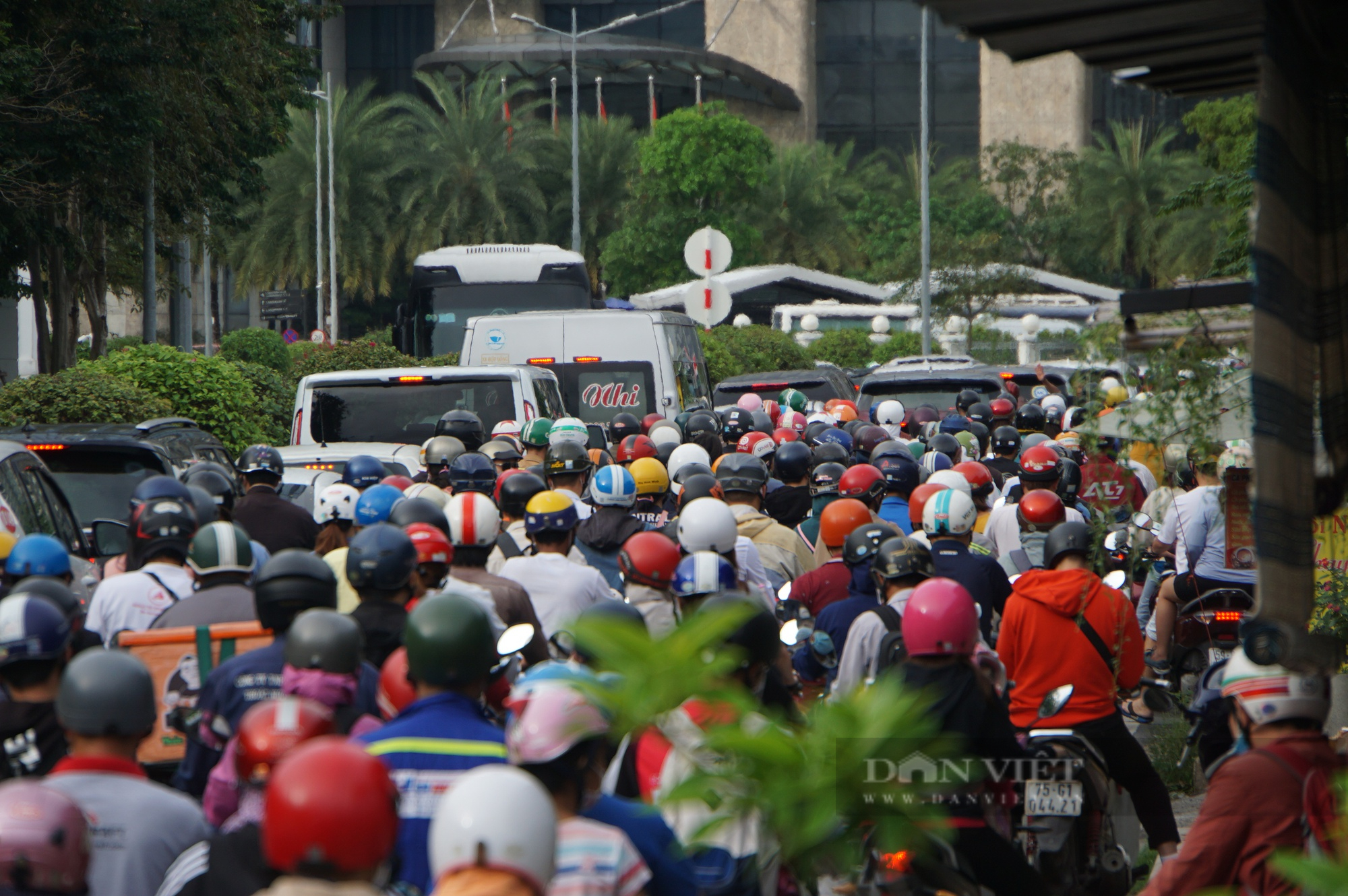 Ngày đầu cấm xe, giao thông quanh cầu vượt Nguyễn Hữu Cảnh ùn ứ nặng - Ảnh 7.