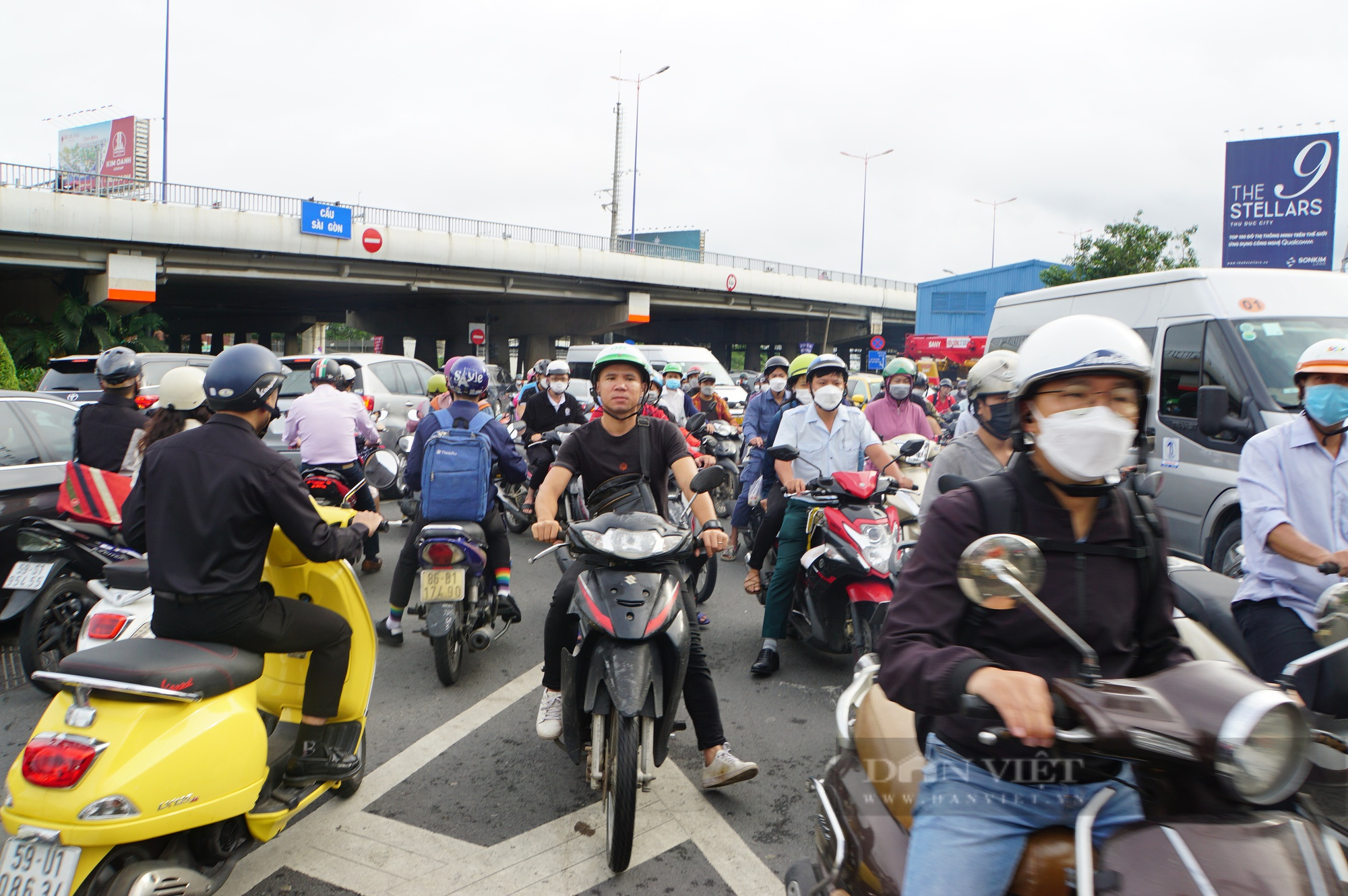 Ngày đầu cấm xe, giao thông quanh cầu vượt Nguyễn Hữu Cảnh ùn ứ nặng - Ảnh 3.