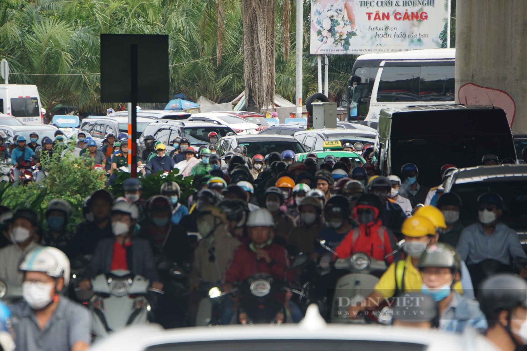 Ngày đầu cấm xe, giao thông quanh cầu vượt Nguyễn Hữu Cảnh ùn ứ nặng - Ảnh 2.