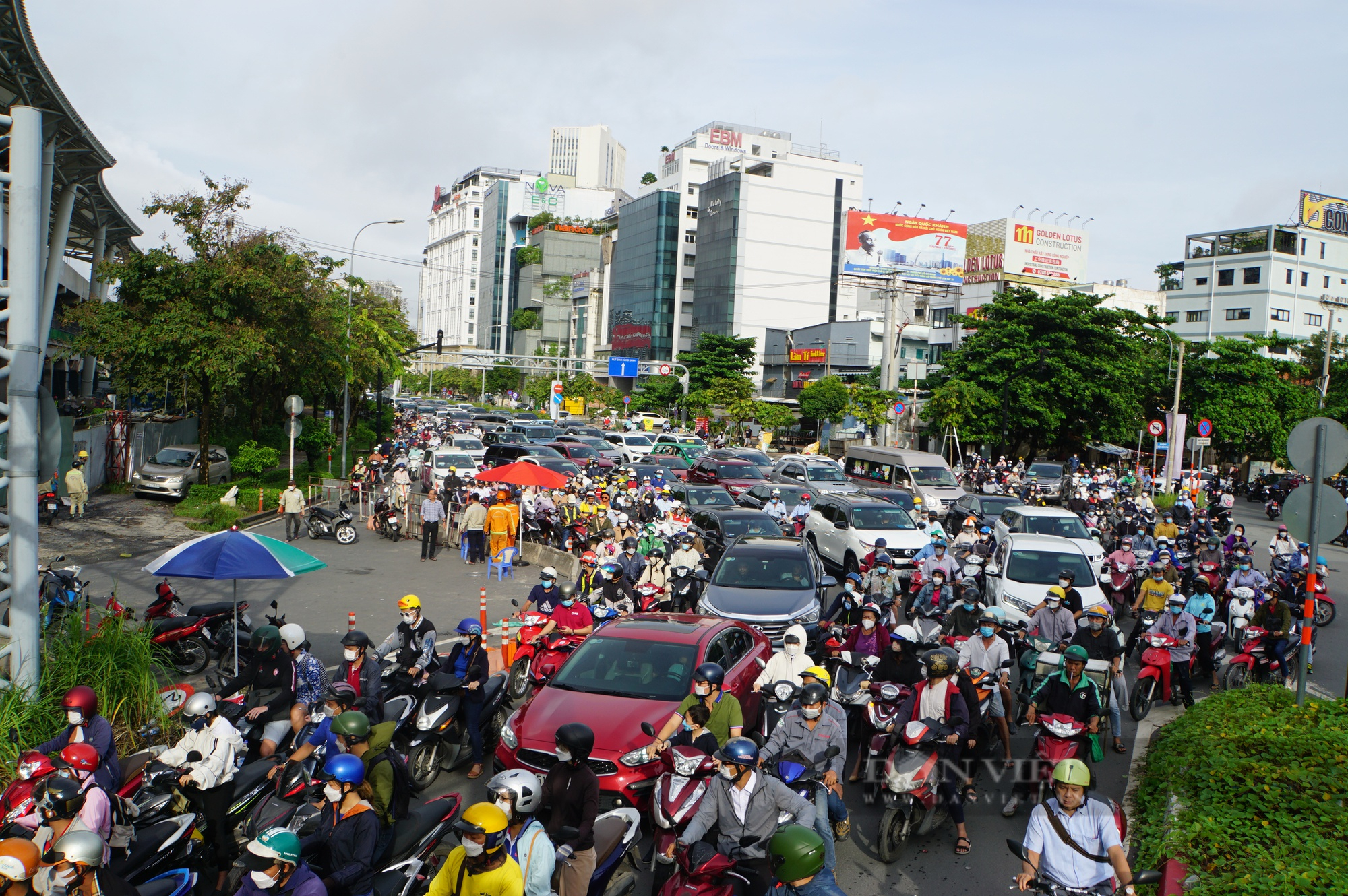 Ngày đầu cấm xe, giao thông quanh cầu vượt Nguyễn Hữu Cảnh ùn ứ nặng - Ảnh 5.