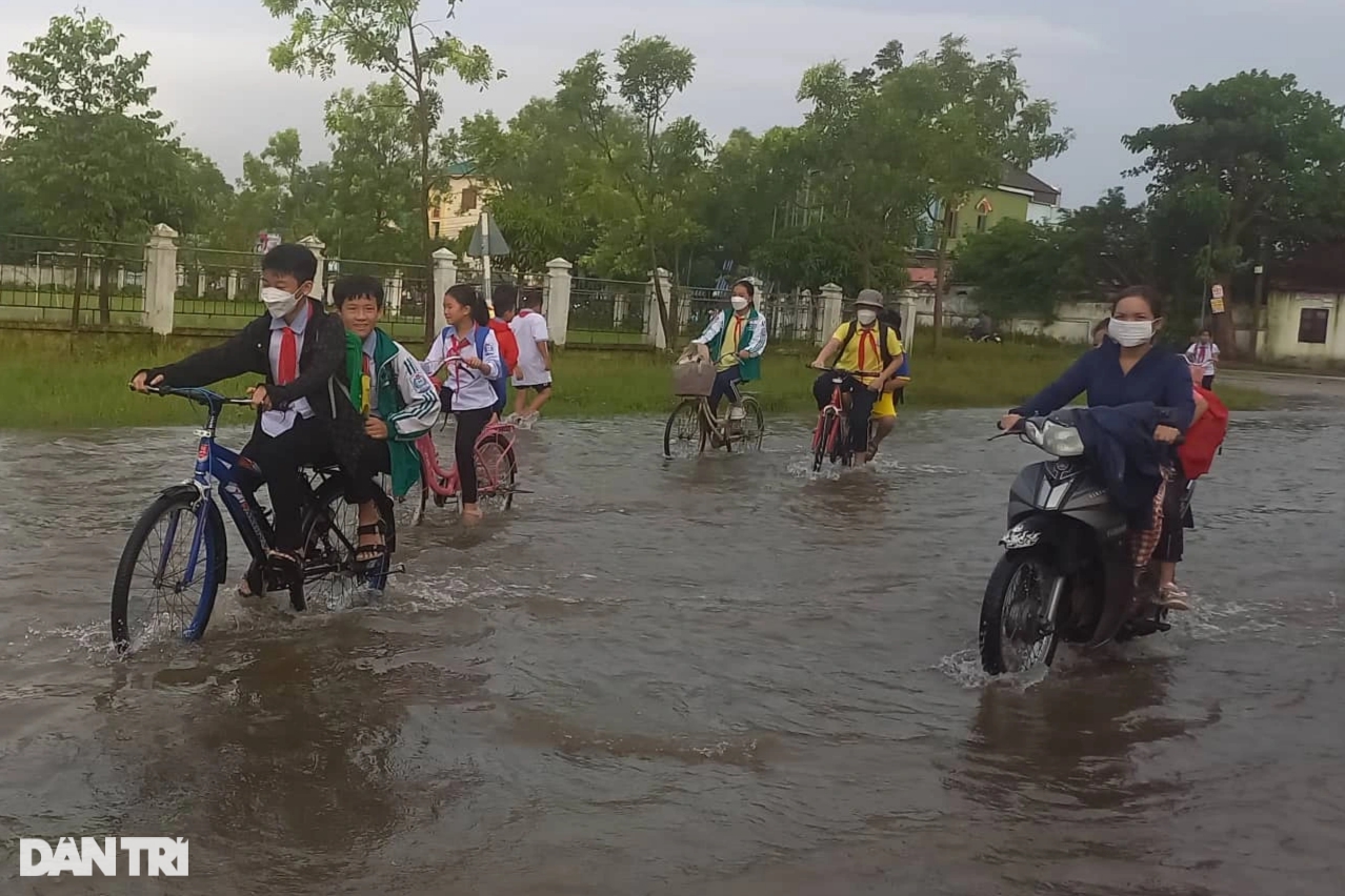 Lũ hoành hành, hơn 300 trường ở Nghệ An phải cho học sinh nghỉ học - Ảnh 1.