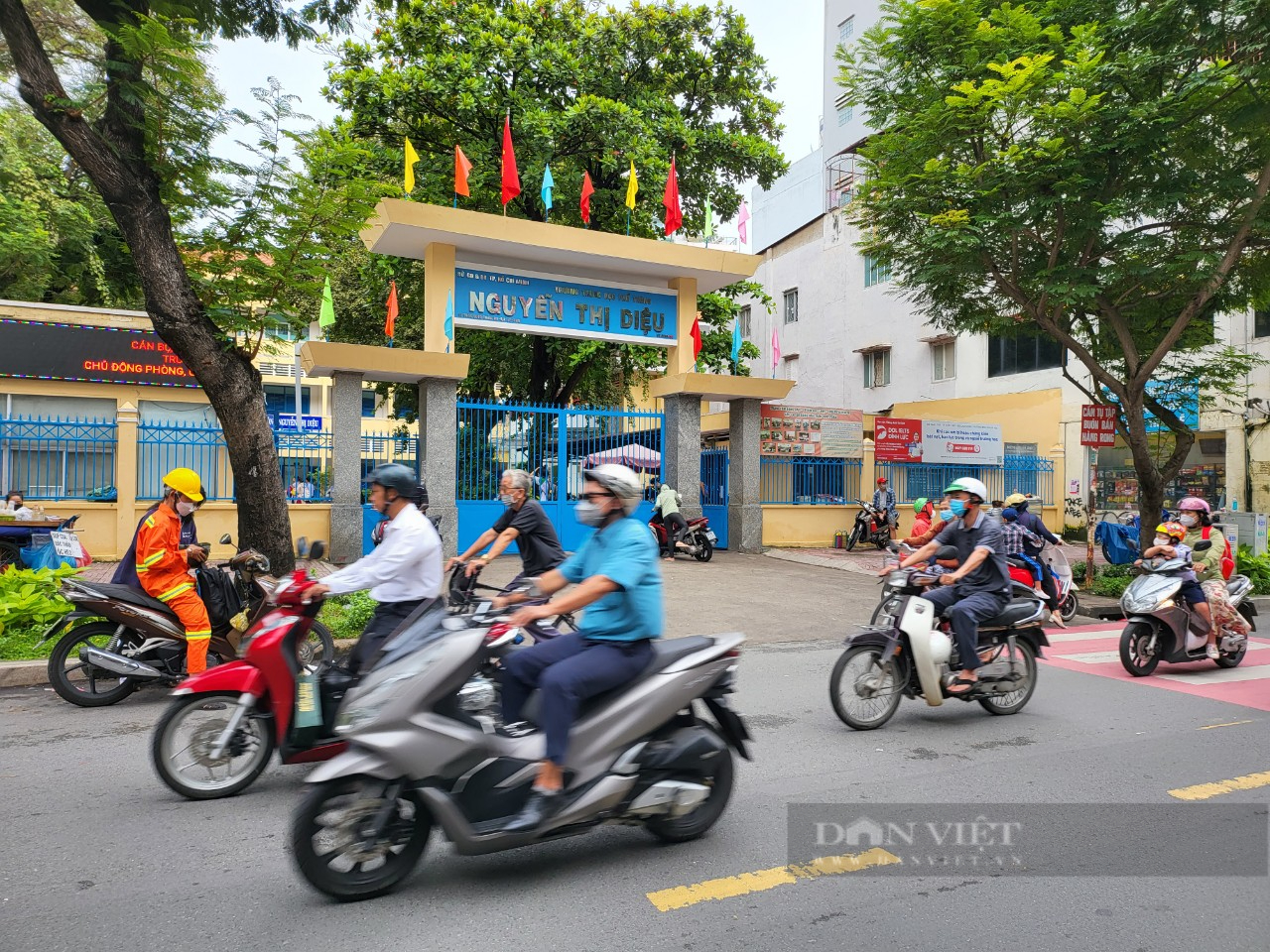 Hoãn phiên tòa nguyên Phó hiệu trưởng kiện trường THPT tại TP.HCM - Ảnh 1.