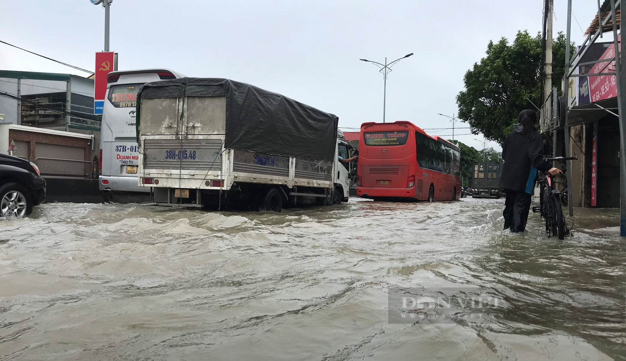 Quốc lộ 1A tại Nghệ An ngập sâu do mưa lũ, hàng ngàn phương tiện chôn chân tại chỗ - Ảnh 2.