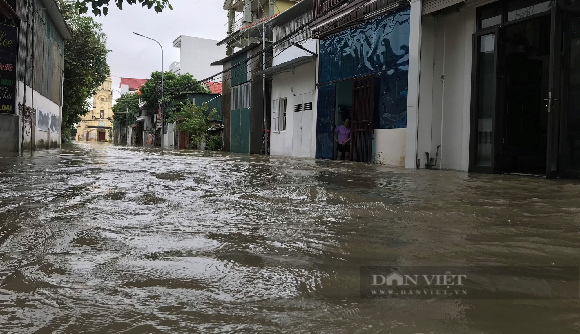 Quốc lộ 1A tại Nghệ An ngập sâu do mưa lũ, hàng ngàn phương tiện chôn chân tại chỗ - Ảnh 10.