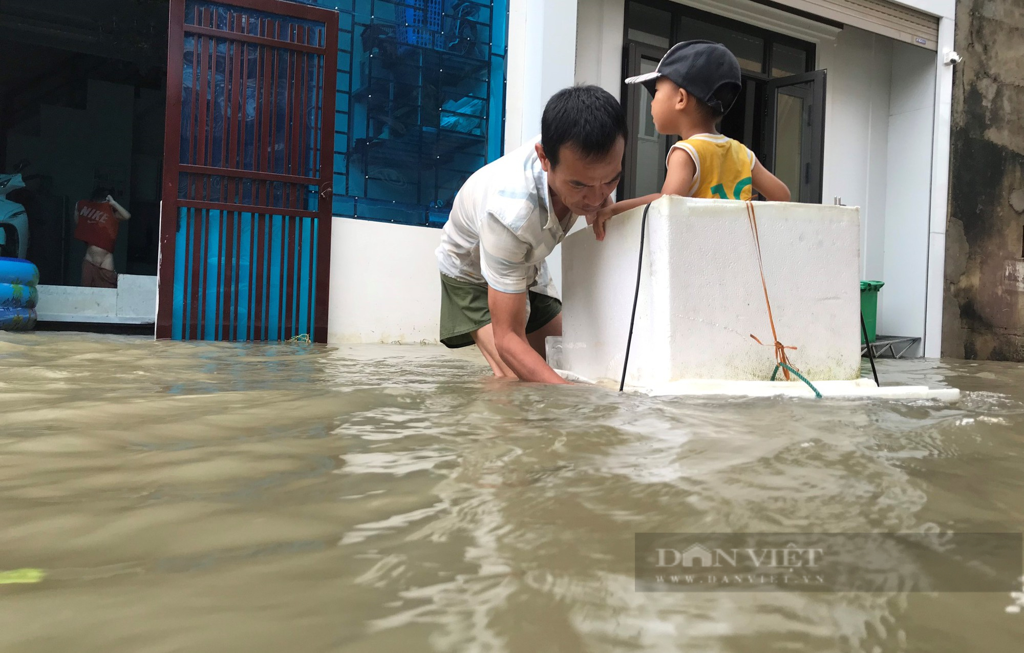 Quốc lộ 1A tại Nghệ An ngập sâu do mưa lũ, hàng ngàn phương tiện chôn chân tại chỗ - Ảnh 13.