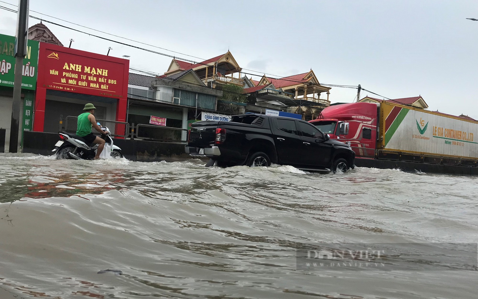 Quốc lộ 1A tại Nghệ An ngập sâu do mưa lũ, hàng ngàn phương tiện chôn chân tại chỗ - Ảnh 3.