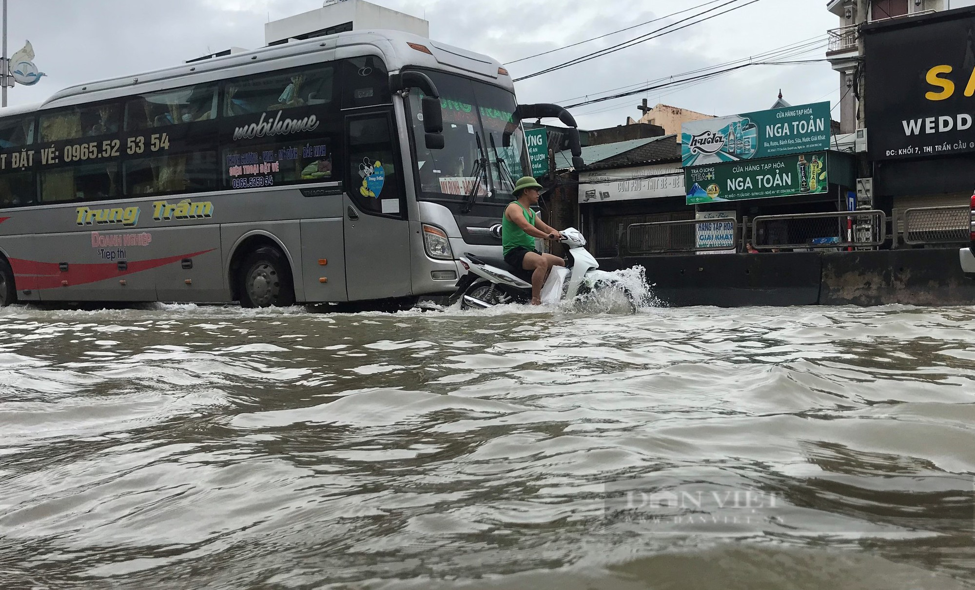 Quốc lộ 1A tại Nghệ An ngập sâu do mưa lũ, hàng ngàn phương tiện chôn chân tại chỗ - Ảnh 4.