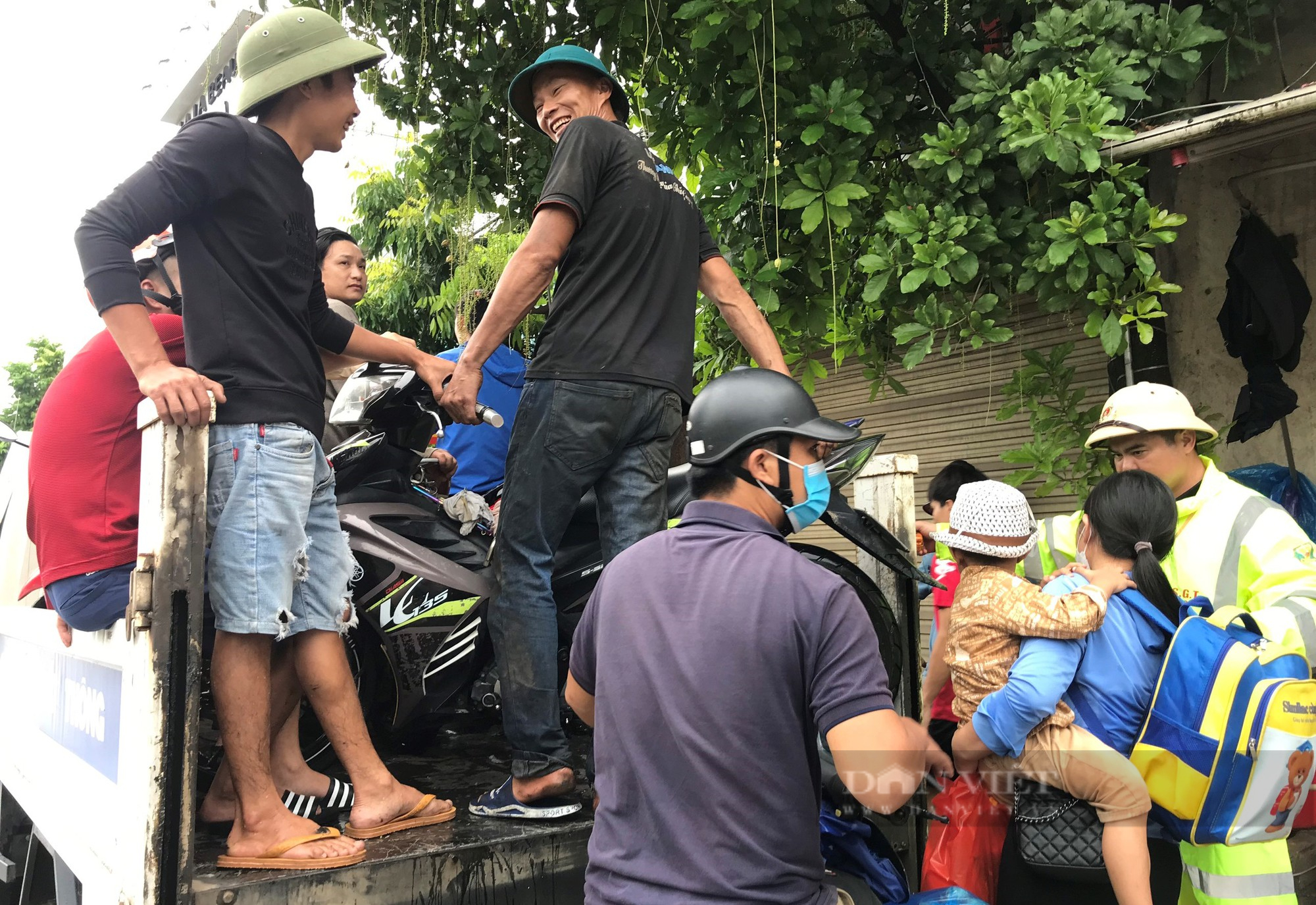 Quốc lộ 1A tại Nghệ An ngập sâu do mưa lũ, hàng ngàn phương tiện chôn chân tại chỗ - Ảnh 8.