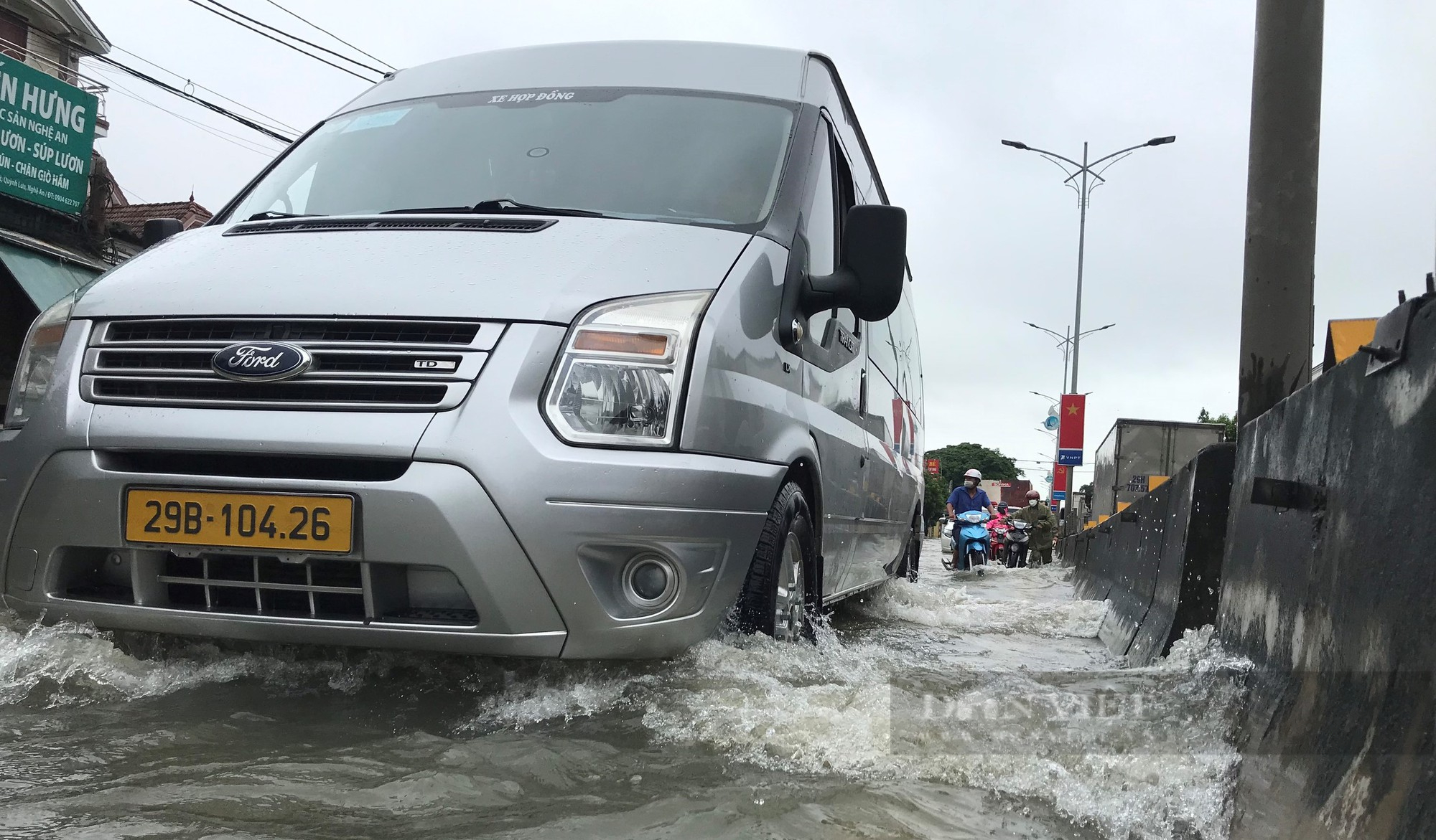 Quốc lộ 1A tại Nghệ An ngập sâu do mưa lũ, hàng ngàn phương tiện chôn chân tại chỗ - Ảnh 9.