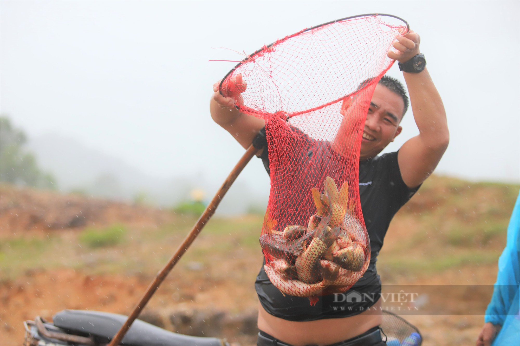 Người dân Hà Tĩnh liều mình lao mình giữa dòng nước lũ vớt &quot;lộc trời&quot; - Ảnh 11.