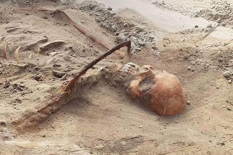 Kinh hoàng phát hiện bộ xương nữ 'ma cà rồng' bị lưỡi liềm khổng lồ ghim chặt trong ngôi mộ cổ - Ảnh 1.