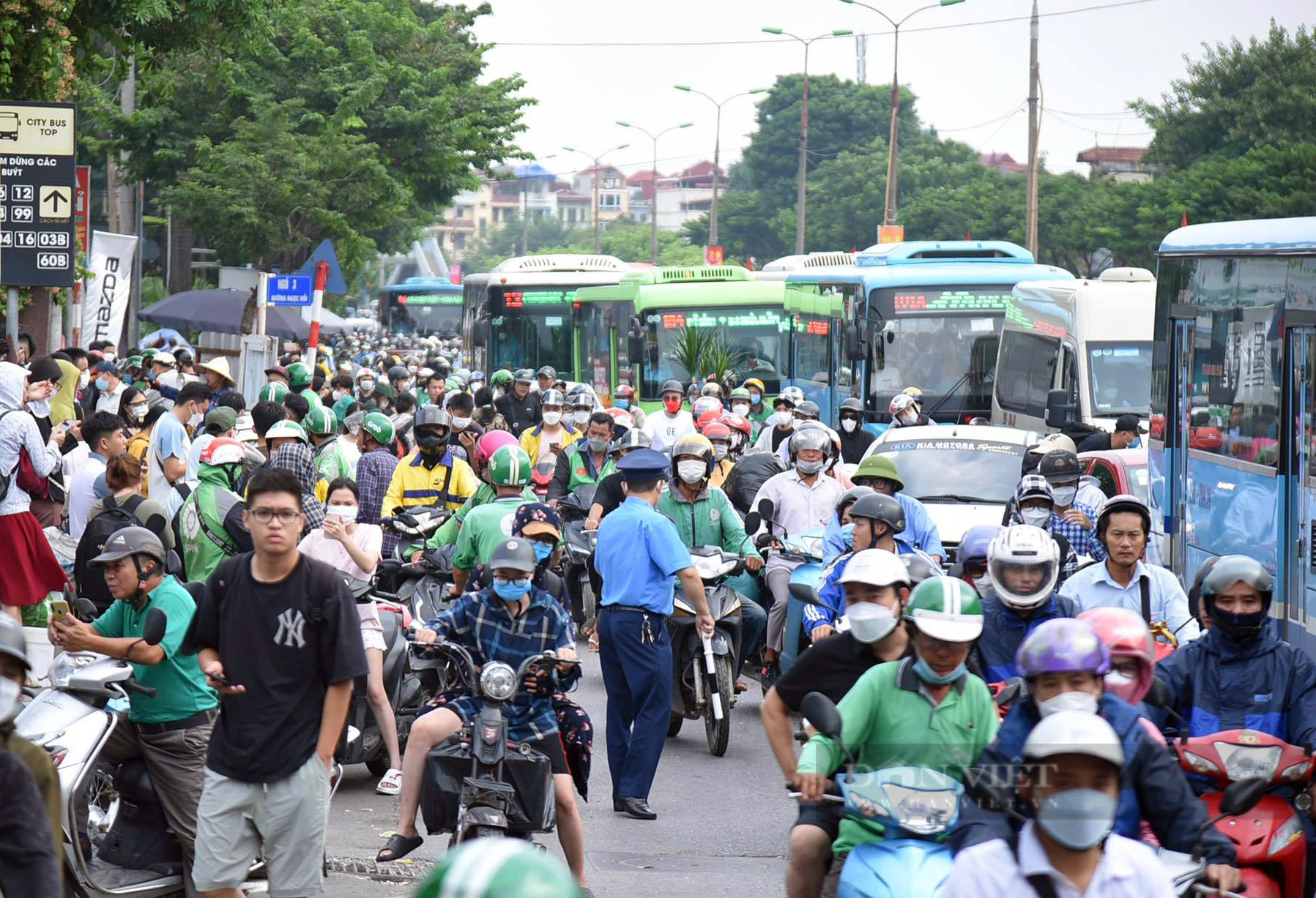 Cửa ngõ, đường phố ùn tắc nghiêm trọng vì người dân đổ xô lên Hà Nội - Ảnh 3.