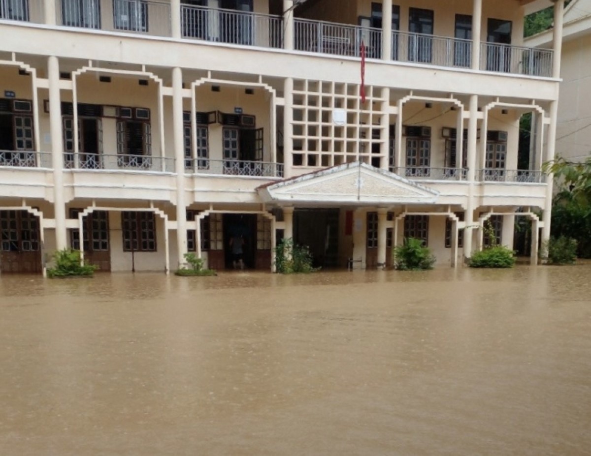 Một trường học ở Sơn La ngập trong bùn nước trước ngày khai giảng - Ảnh 2.